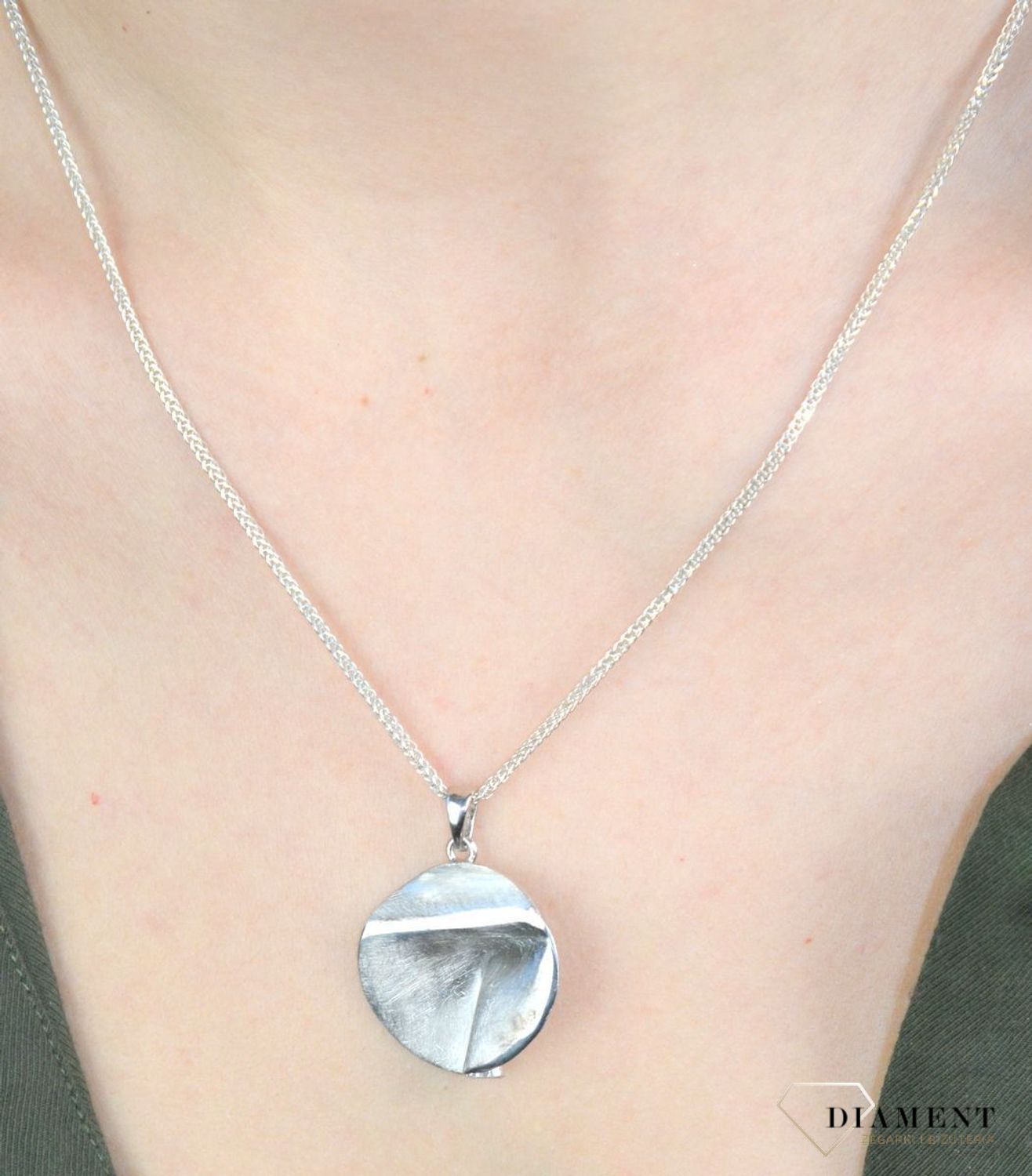 Srebrna zawieszka okrągła grawerowana 27127368.  Zawieszka będzie doskonałym prezentem dla mamy, babci, siostry wyrażającym wdzięczność i przypominającym o niezliczonych wspólnych chwilach spędzonych razem. Biżuteria wykonan.jpg