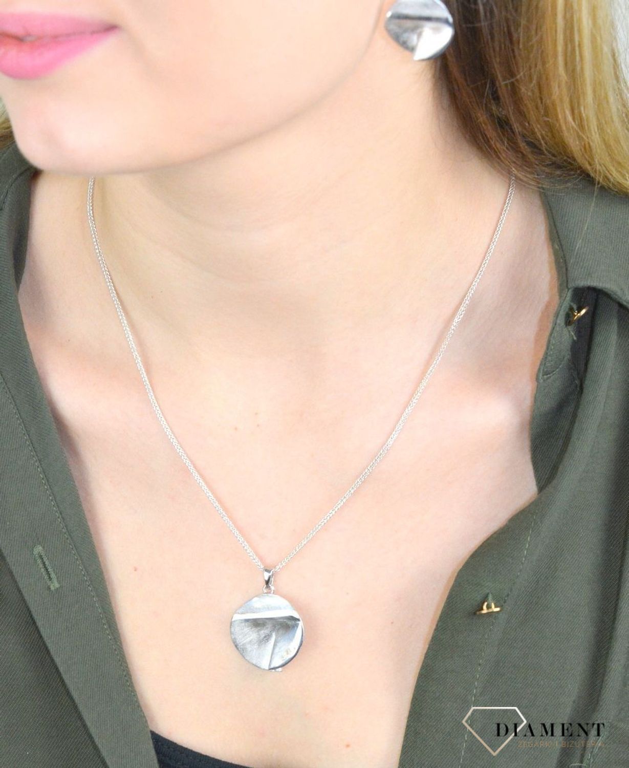 Srebrna zawieszka okrągła grawerowana 27127368.  Zawieszka będzie doskonałym prezentem dla mamy, babci, siostry wyrażającym wdzięczność i przypominającym o niezliczonych wspólnych chwilach spędzonych razem. Biżuteria wykonan.jpg