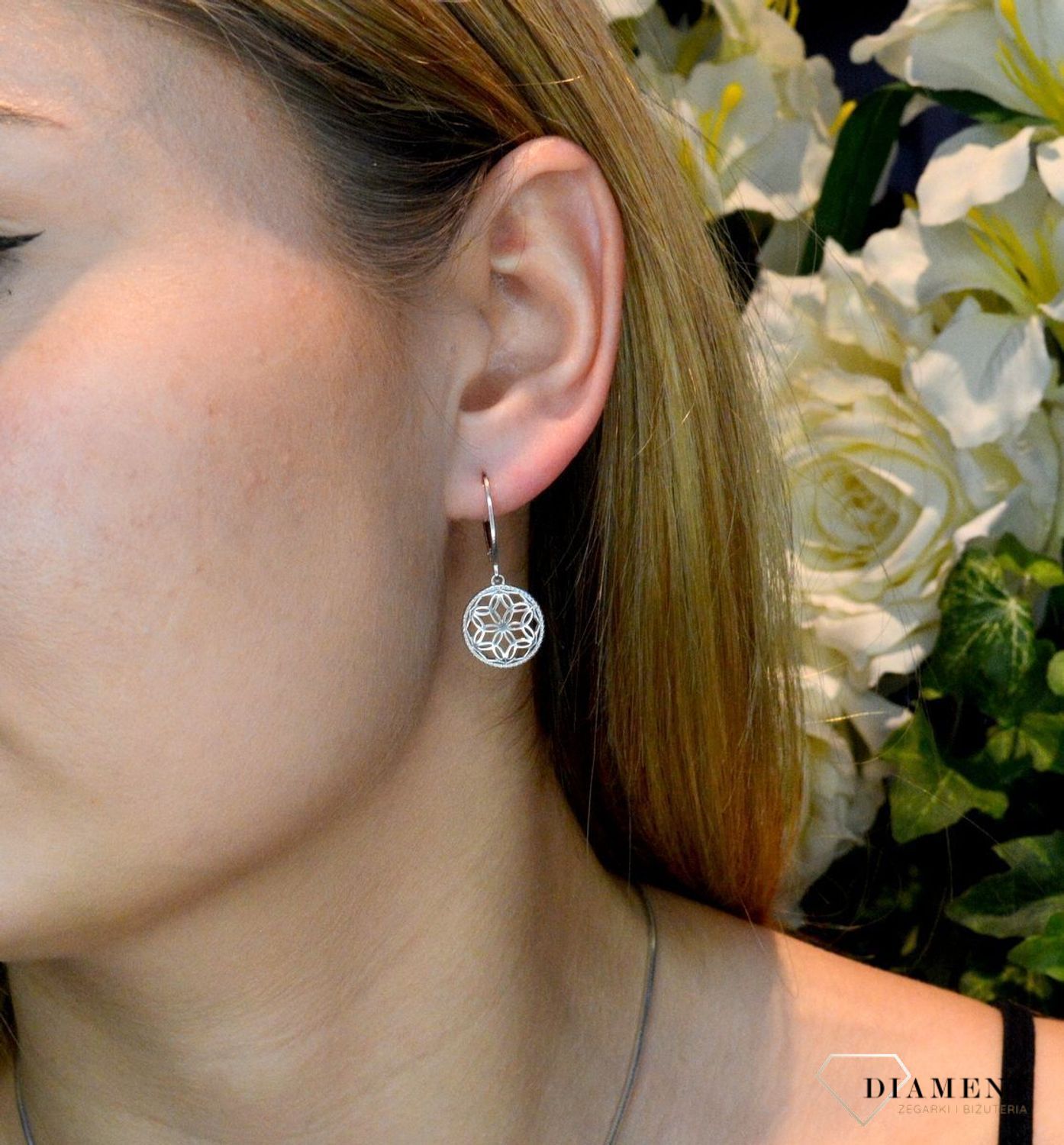 Kolczyki srebrne ażurowy kwiat 27127374. Srebrne kolczyki zapinane na bigiel angielski, zostały wykonane z najwyższej jakości srebra próby 925, które w połączeniu z ponadczasową formą biżuterii, tworzą kompozycję wyjątkową..jpg