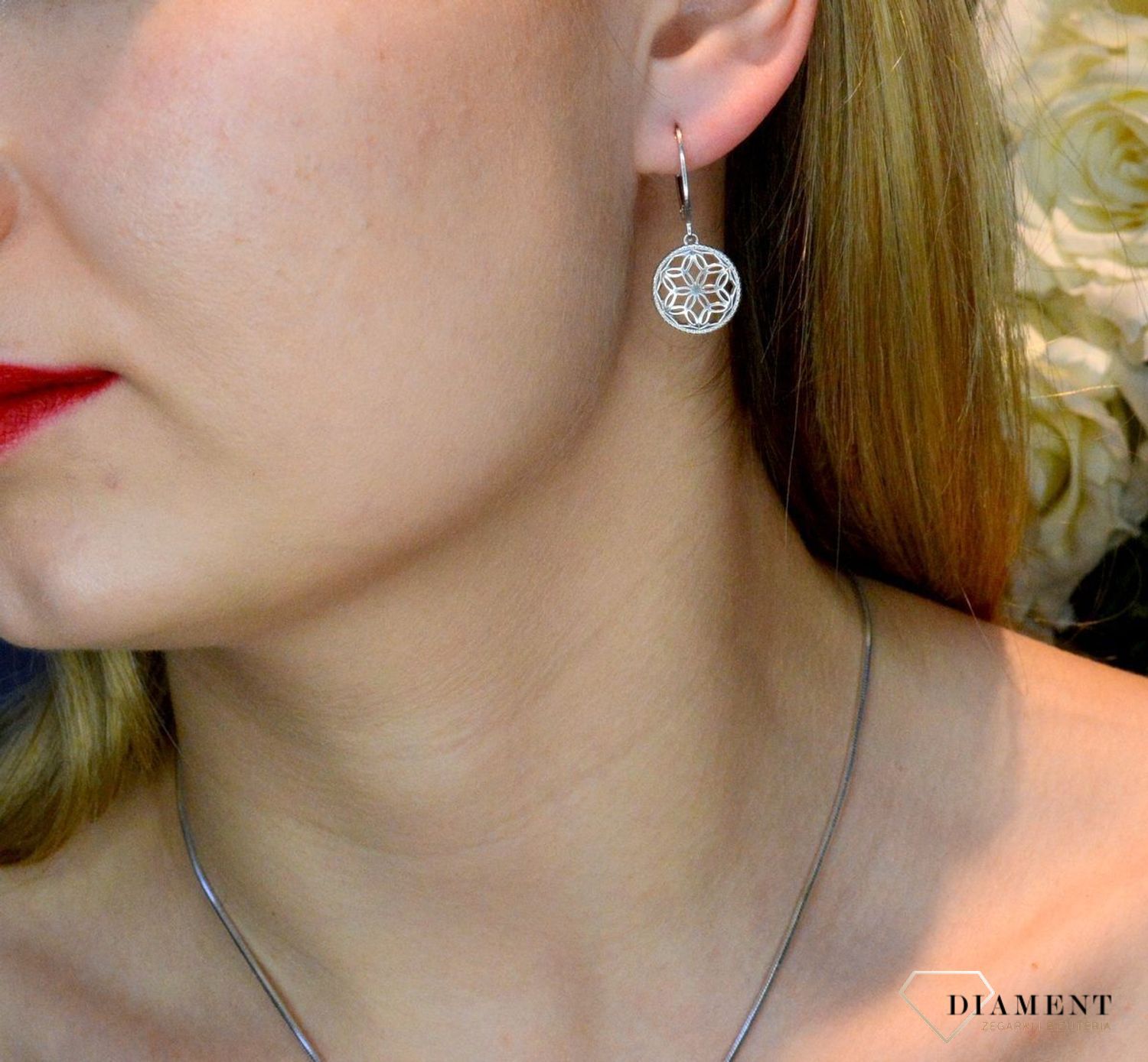 Kolczyki srebrne ażurowy kwiat 27127374. Srebrne kolczyki zapinane na bigiel angielski, zostały wykonane z najwyższej jakości srebra próby 925, które w połączeniu z ponadczasową formą biżuterii, tworzą kompozycję wyjątkową..jpg