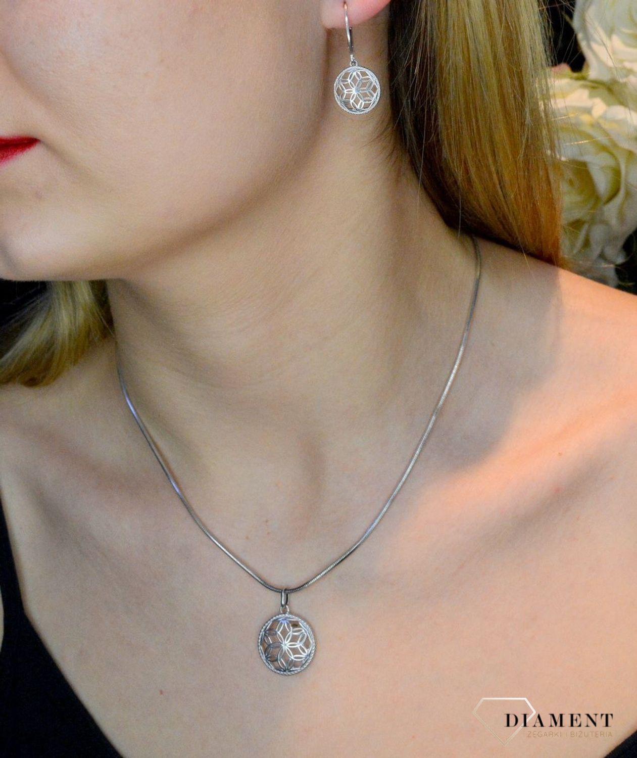 Kolczyki srebrne ażurowy kwiat 27127374. Srebrne kolczyki zapinane na bigiel angielski, zostały wykonane z najwyższej jakości srebra próby 925, które w połączeniu z ponadczasową formą biżuterii, tworzą kompozycję wyjątkową..jpg