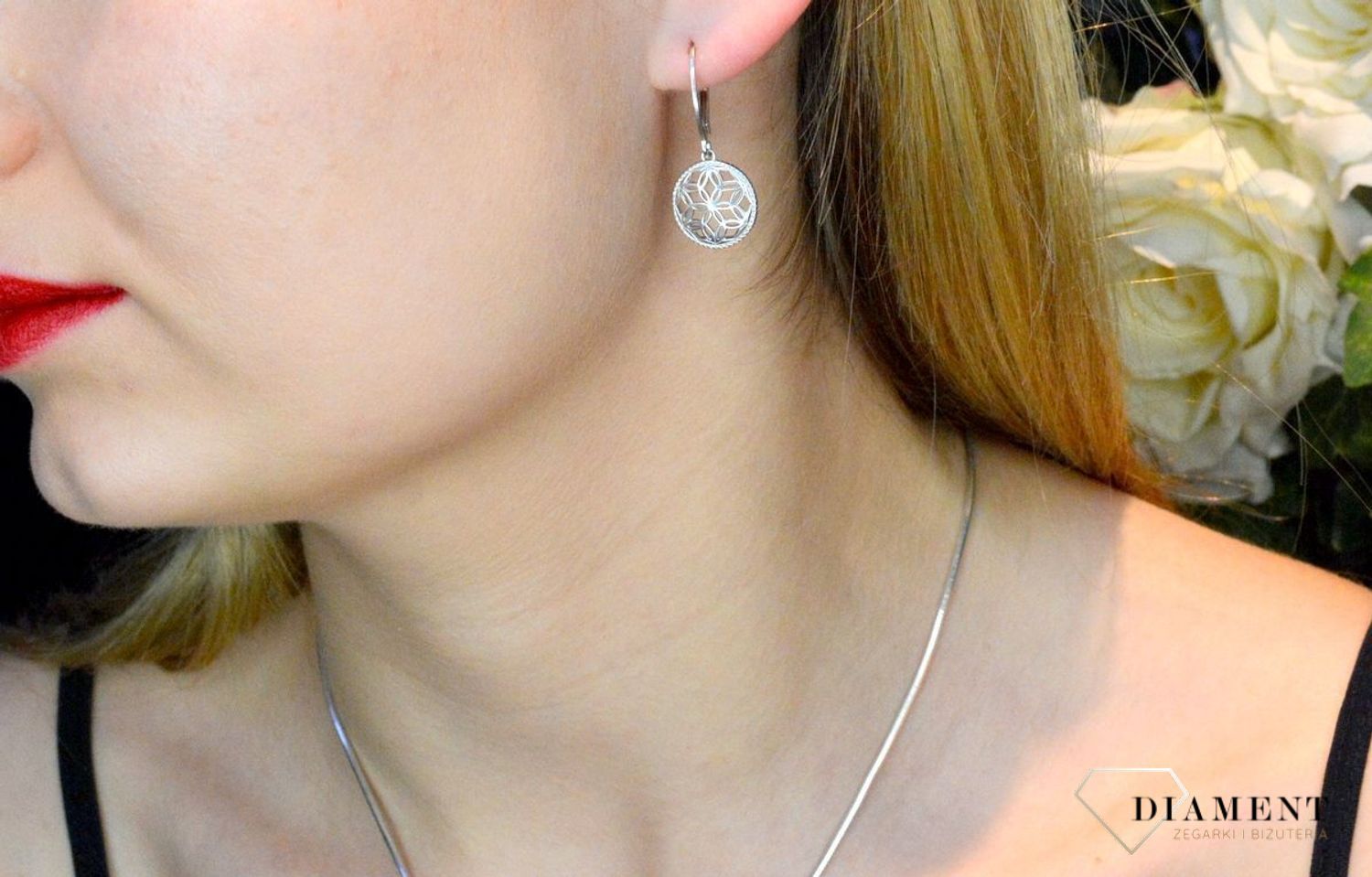 Kolczyki srebrne ażurowy kwiat 27127374. Srebrne kolczyki zapinane na bigiel angielski, zostały wykonane z najwyższej jakości srebra próby 925, które w połączeniu z ponadczasową formą biżuterii, tworzą kompozycję wyjątkową..jpg