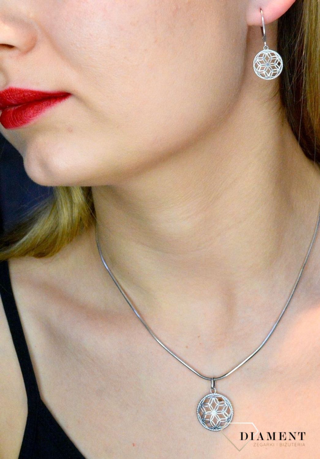 Kolczyki srebrne ażurowy kwiat 27127374. Srebrne kolczyki zapinane na bigiel angielski, zostały wykonane z najwyższej jakości srebra próby 925, które w połączeniu z ponadczasową formą biżuterii, tworzą kompozycję wyjątkową..jpg