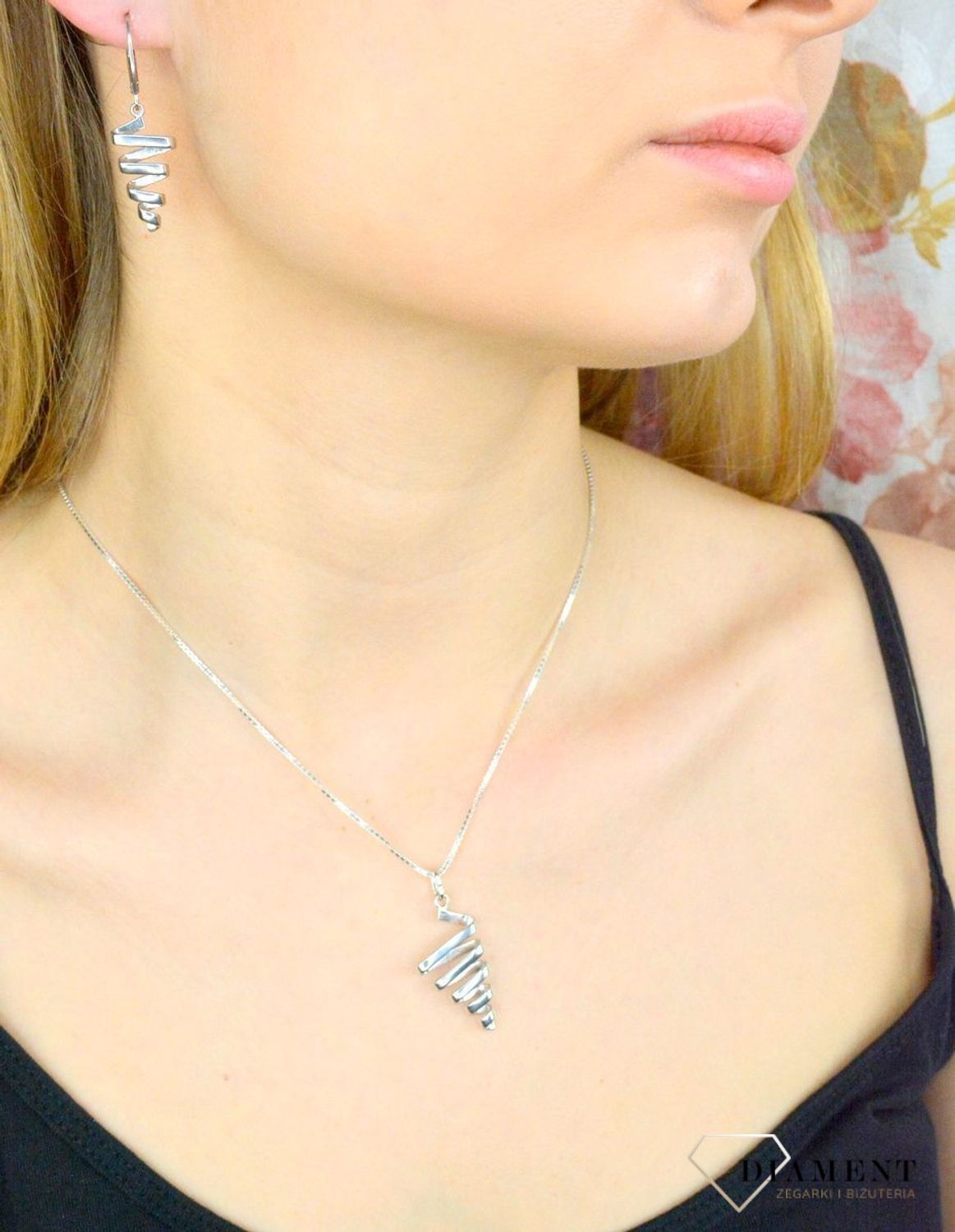 Kolczyki damskie  Srebrna wstążka  271275580330 Srebrne kolczyki zapinane na bigiel angielski, zostały wykonane z najwyższej jakości srebra próby 925. Idealny pomysł na prezent..jpg