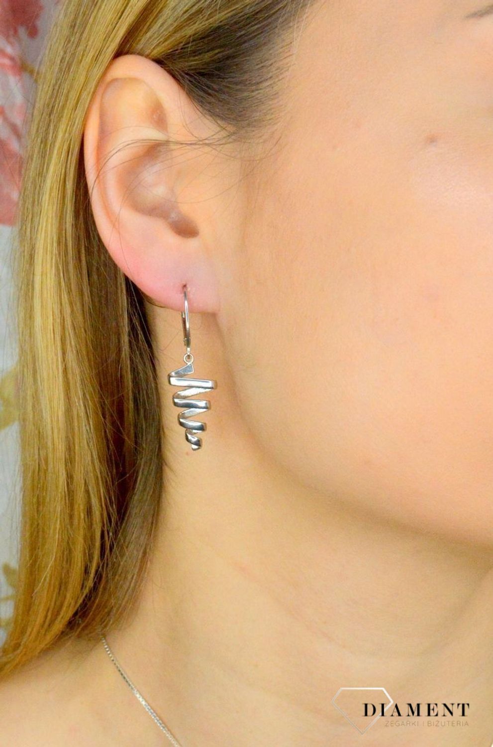 Kolczyki damskie  Srebrna wstążka  271275580330 Srebrne kolczyki zapinane na bigiel angielski, zostały wykonane z najwyższej jakości srebra próby 925. Idealny pomysł na prezent..jpg