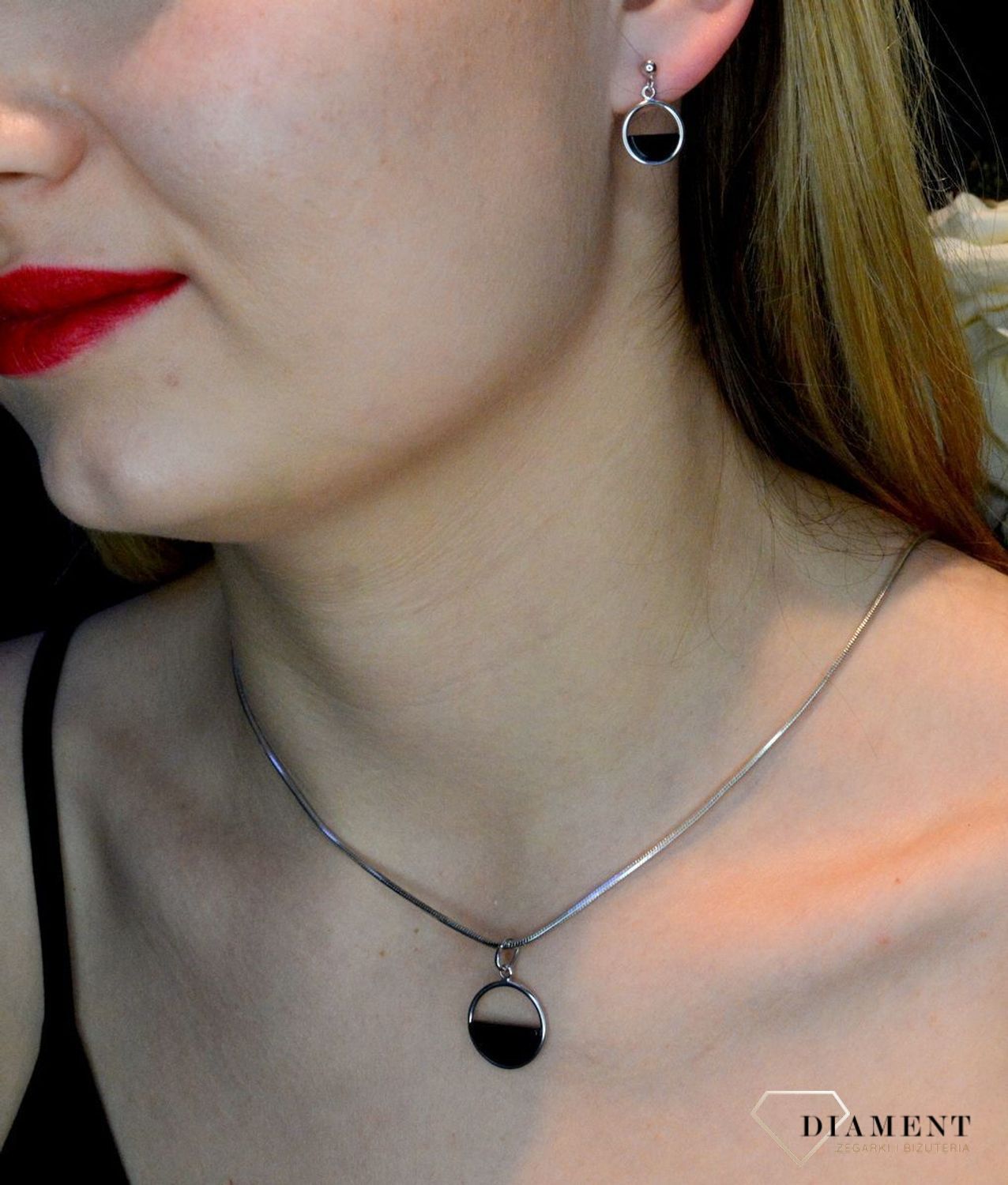Kolczyki okrągłe srebrne wiszące z czarnym elementem 27127592CZ.jpg