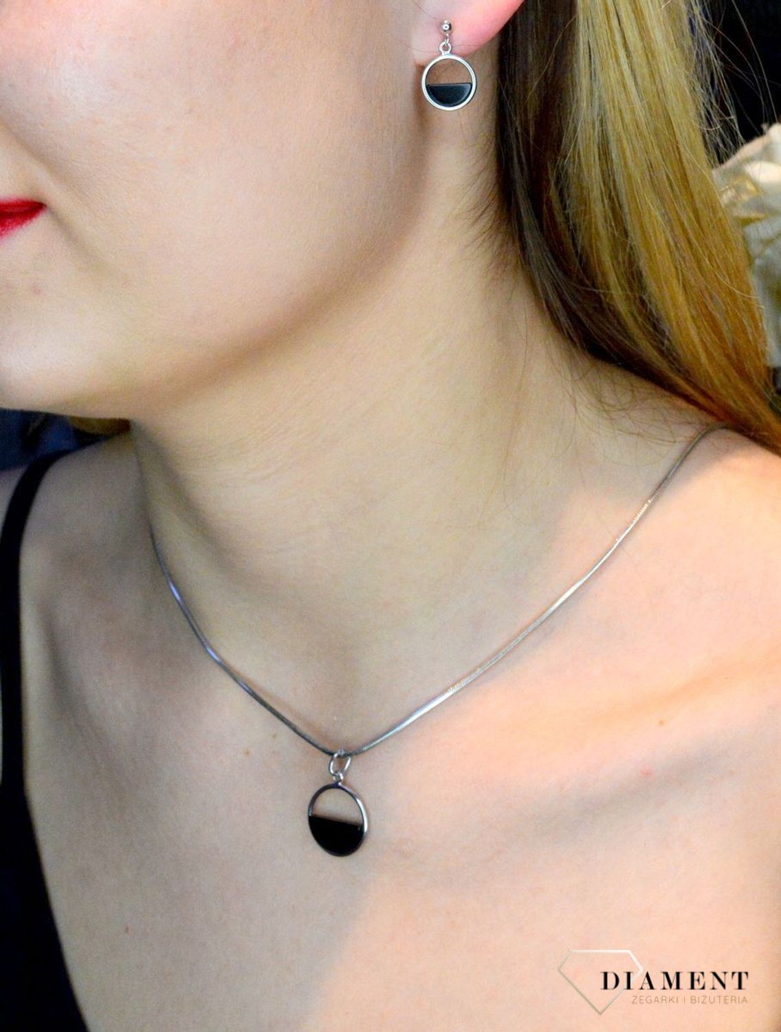 Kolczyki okrągłe srebrne wiszące z czarnym elementem 27127592CZ.jpg