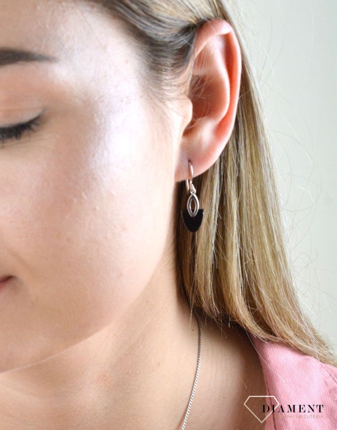 Srebrne kolczyki wiszące z czarną masą perłową 27127595. Kolczyki o trójkątnych kształcie z zaokrąglonymi bokami. Kolczyki zostały ozdobione czarną masą perłową. Urocza biżuteria jest idealna do podkreślenia bardziej indywidua.jpg