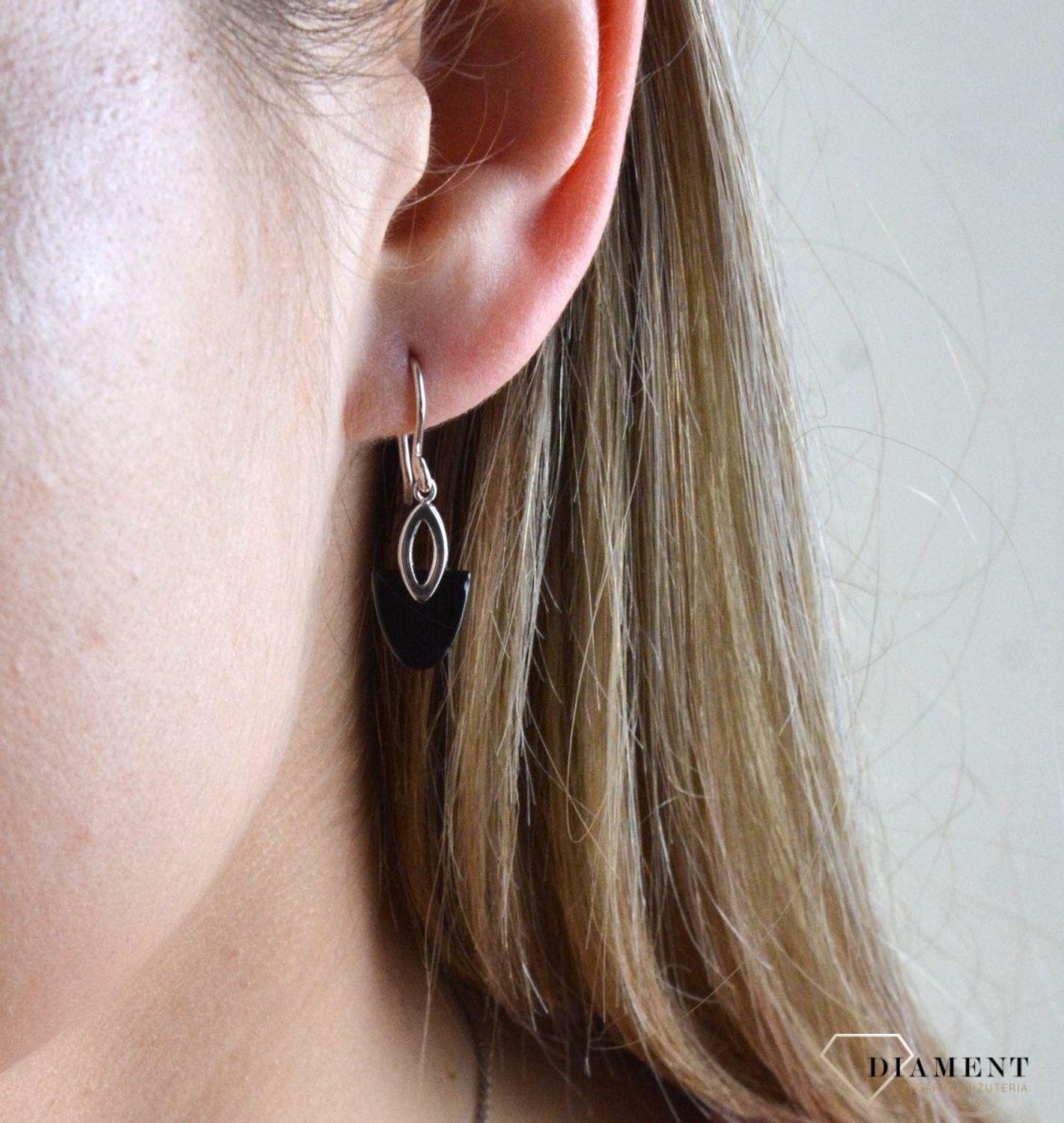 Srebrne kolczyki wiszące z czarną masą perłową 27127595. Kolczyki o trójkątnych kształcie z zaokrąglonymi bokami. Kolczyki zostały ozdobione czarną masą perłową. Urocza biżuteria jest idealna do podkreślenia bardziej indywidua.jpg