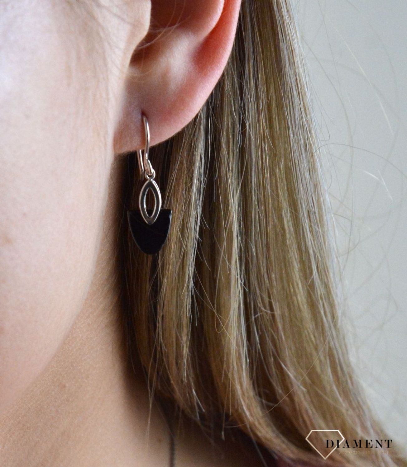 Srebrne kolczyki wiszące z czarną masą perłową 27127595. Kolczyki o trójkątnych kształcie z zaokrąglonymi bokami. Kolczyki zostały ozdobione czarną masą perłową. Urocza biżuteria jest idealna do podkreślenia bardziej indywidua.jpg