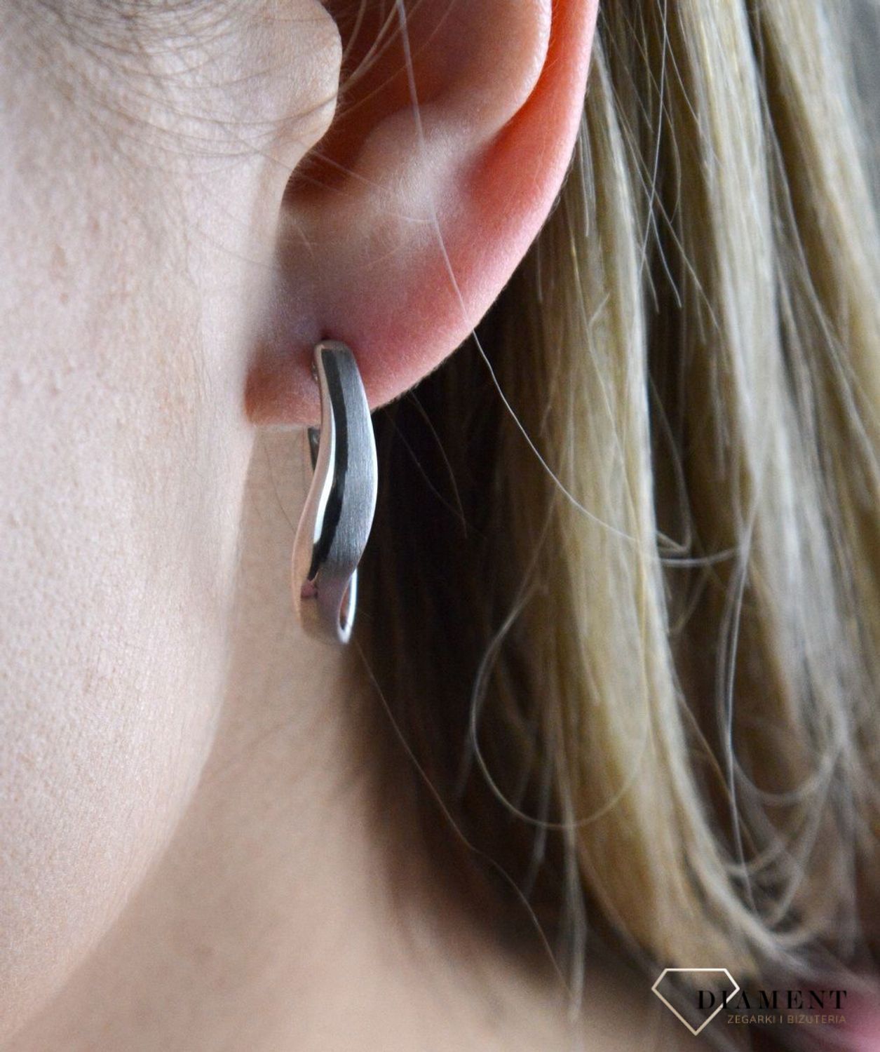 Srebrne kolczyki o owalnym kształcie 27128055. Kolczyki świetnie się prezentują w blasku srebra. Srebro jest używane do dodatków, które sprawdza się do noszenia na co dzień. Kolczyk najlepiej prezentuje się przy upiętych fryzu.jpg