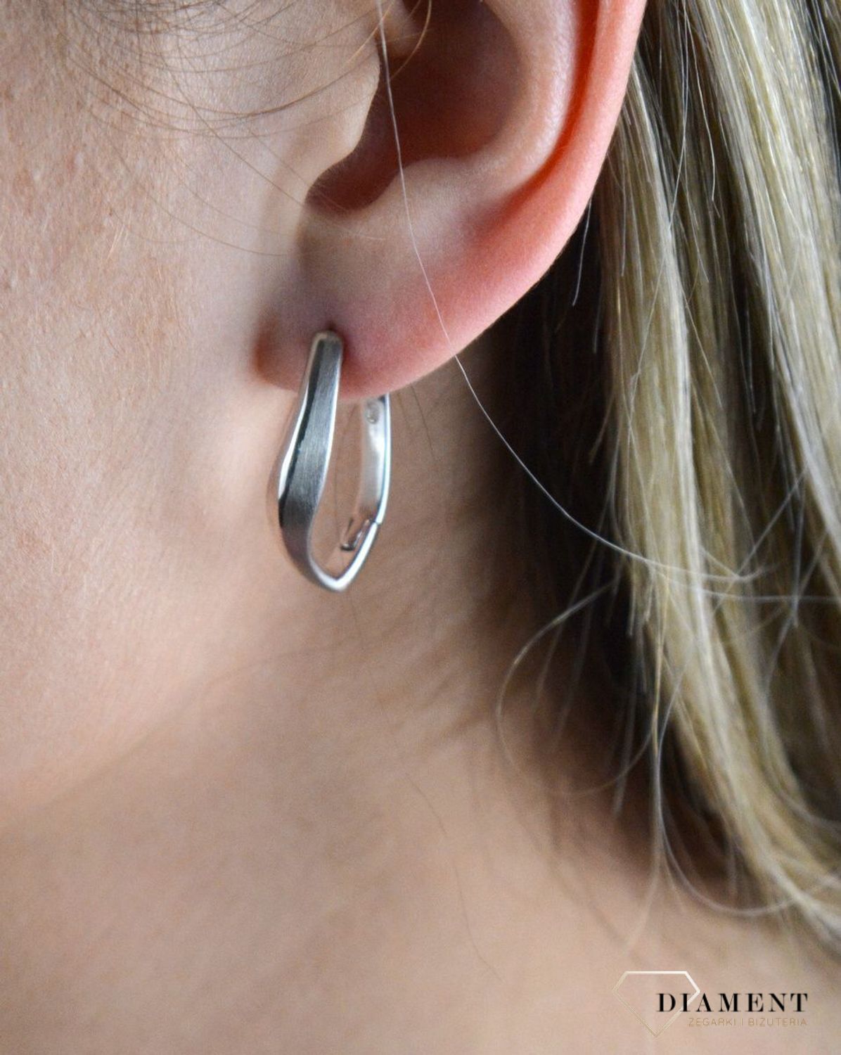 Srebrne kolczyki o owalnym kształcie 27128055. Kolczyki świetnie się prezentują w blasku srebra. Srebro jest używane do dodatków, które sprawdza się do noszenia na co dzień. Kolczyk najlepiej prezentuje się przy upiętych fryzu.jpg