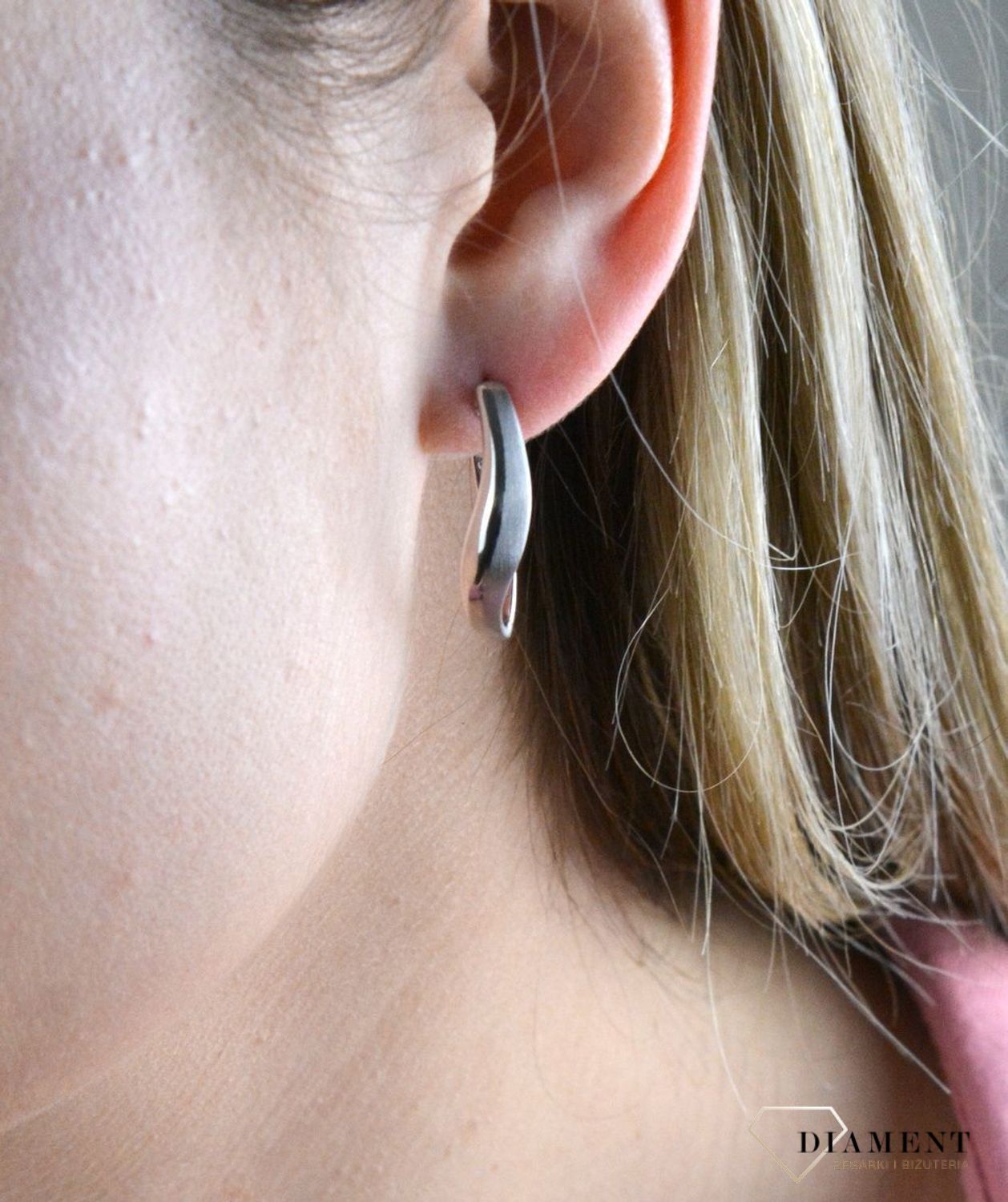 Srebrne kolczyki o owalnym kształcie 27128055. Kolczyki świetnie się prezentują w blasku srebra. Srebro jest używane do dodatków, które sprawdza się do noszenia na co dzień. Kolczyk najlepiej prezentuje się przy upiętych fryzu.jpg