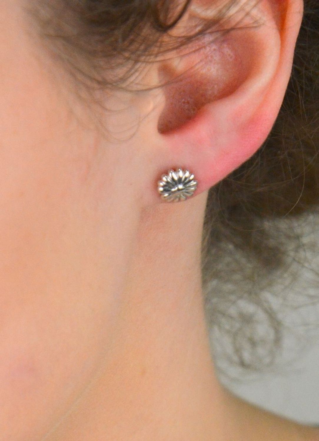 Kolczyki srebrne próba 925 kwiatki 271288100190W Kolczyki srebrne próba 925 w kształcie kwiatków (model 271288100190W) to uroczy dodatek, który wprowadzi do Twojej biżuterii świeżość i delikatno.jpg