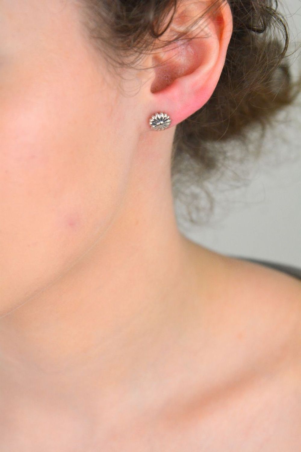 Kolczyki srebrne próba 925 kwiatki 271288100190W Kolczyki srebrne próba 925 w kształcie kwiatków (model 271288100190W) to uroczy dodatek, który wprowadzi do Twojej biżuterii świeżość i delikatno.jpg