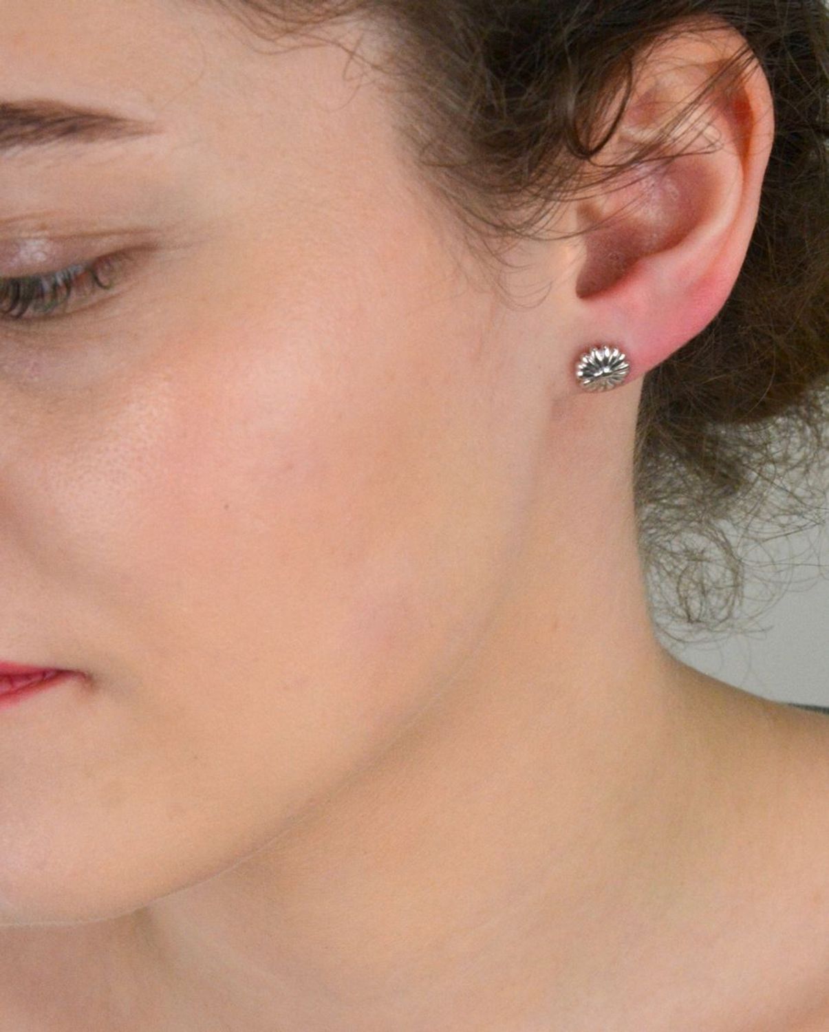 Kolczyki srebrne próba 925 kwiatki 271288100190W Kolczyki srebrne próba 925 w kształcie kwiatków (model 271288100190W) to uroczy dodatek, który wprowadzi do Twojej biżuterii świeżość i delikatno.jpg