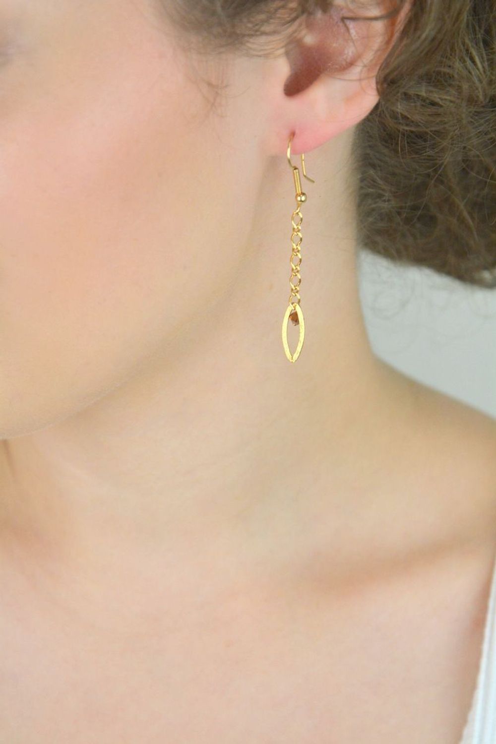 Kolczyki srebrne pozłacane 925 271431270290 – wiszące, z brązowym kryształkiem i owalną blaszką. Długość 6 cm, bigiel otwarty, lekkie i stylowe.1.jpg