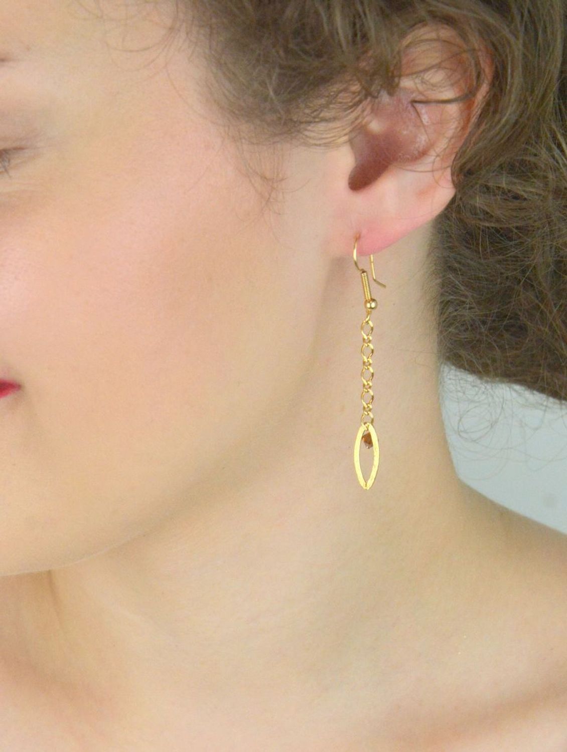 Kolczyki srebrne pozłacane 925 271431270290 – wiszące, z brązowym kryształkiem i owalną blaszką. Długość 6 cm, bigiel otwarty, lekkie i stylowe.1.jpg