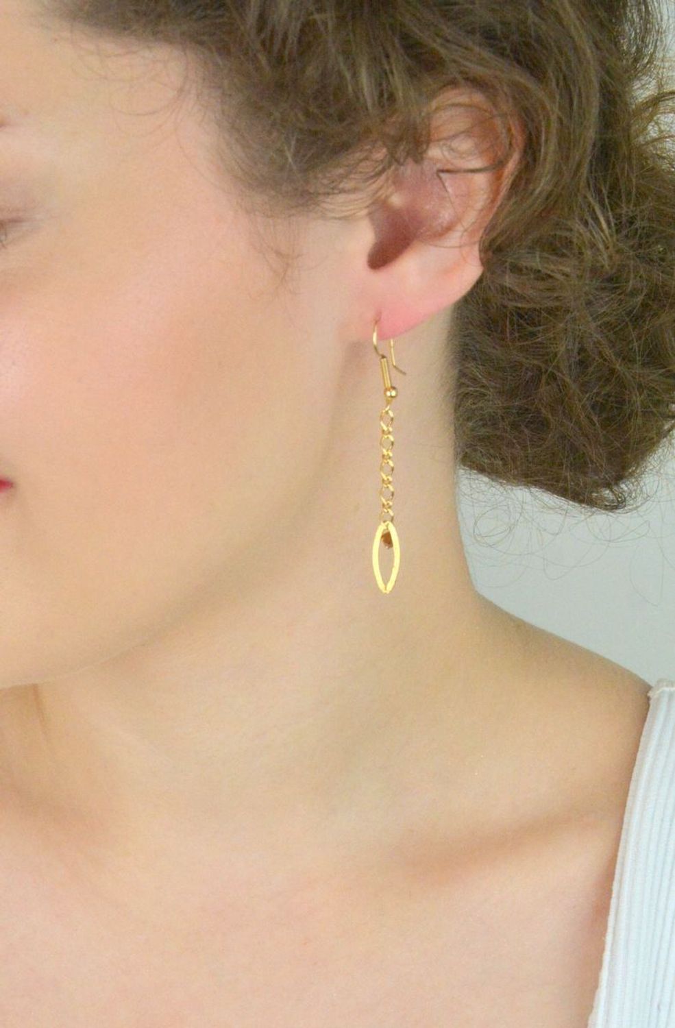 Kolczyki srebrne pozłacane 925 271431270290 – wiszące, z brązowym kryształkiem i owalną blaszką. Długość 6 cm, bigiel otwarty, lekkie i stylowe.1.jpg