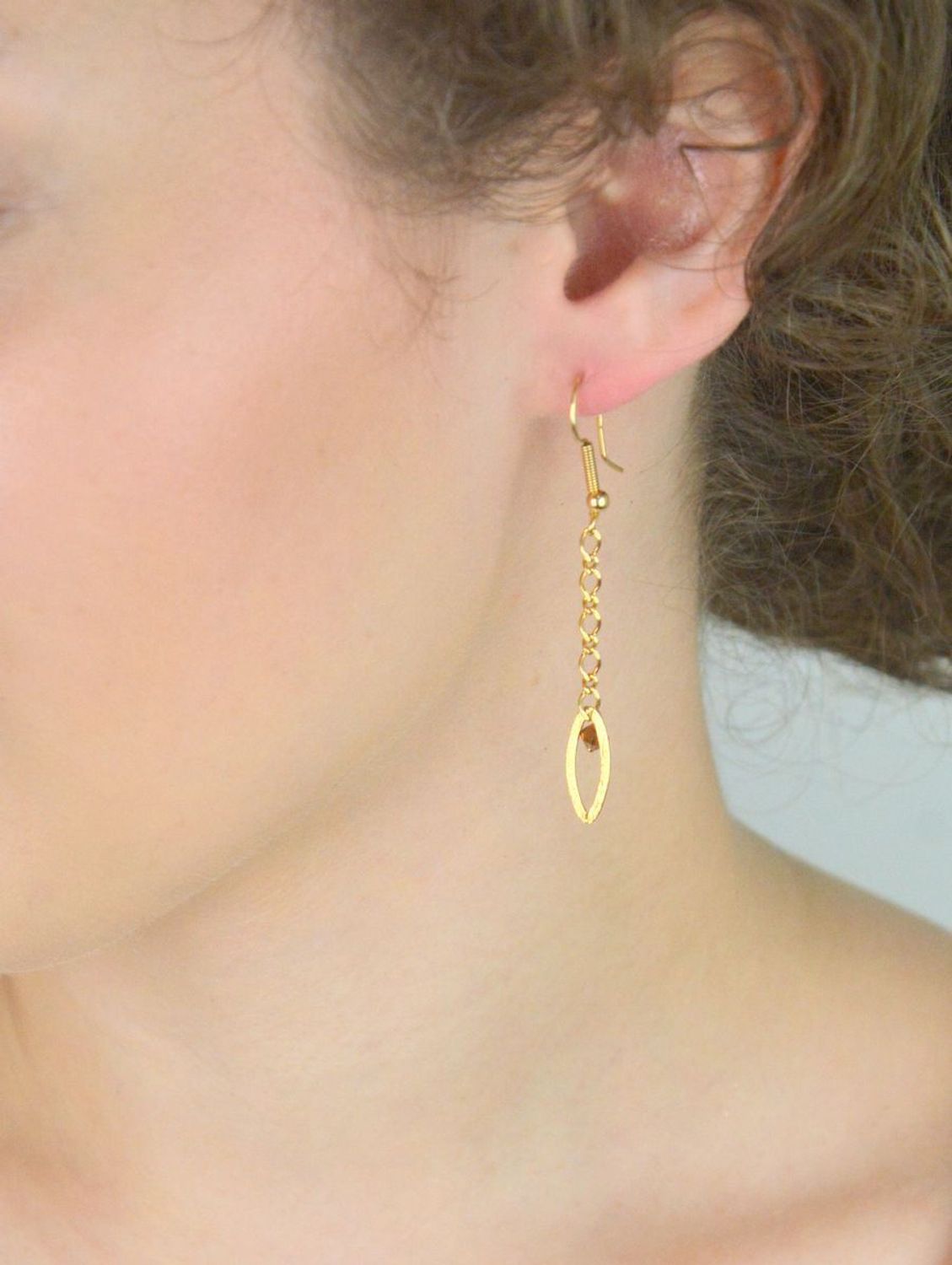 Kolczyki srebrne pozłacane 925 271431270290 – wiszące, z brązowym kryształkiem i owalną blaszką. Długość 6 cm, bigiel otwarty, lekkie i stylowe.1.jpg