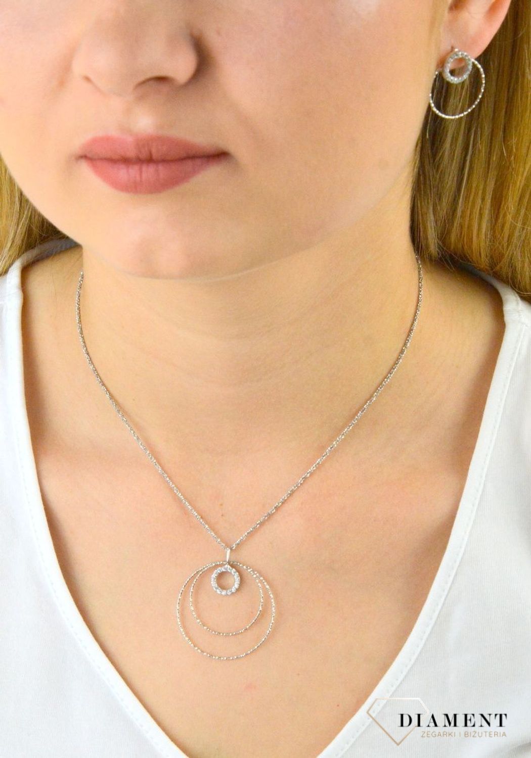 Srebrne kolczyki kółeczka 271921930250W. Srebrna biżuteria wykonana z próby 925 o intrygującym wzorze. Biżuteria z cyrkoniami.  Srebrne kolczyki kółeczka. Srebrne kolczyki z cyrkoniami. Idealny pomysł na pr.jpg