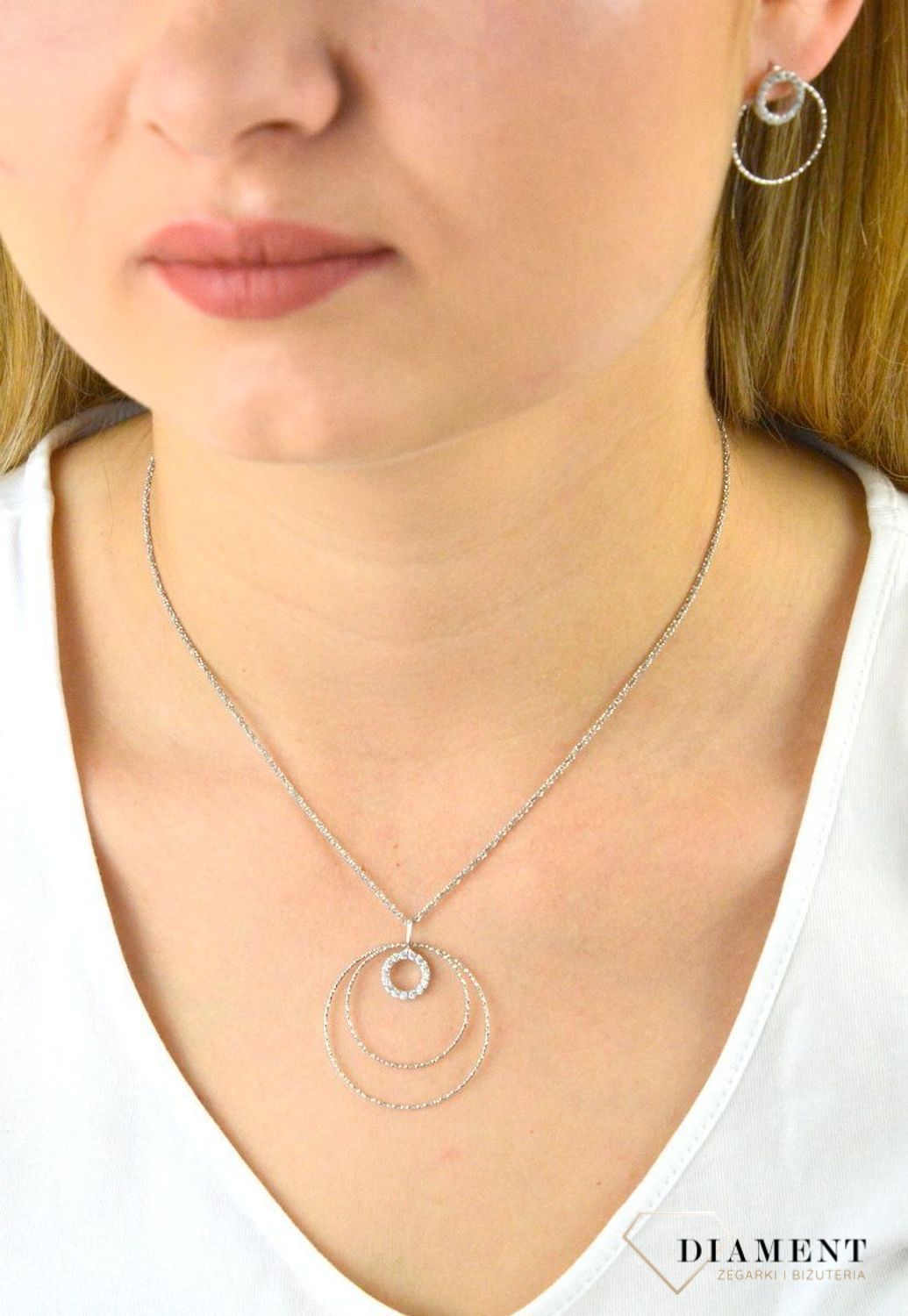 Srebrne kolczyki kółeczka 271921930250W. Srebrna biżuteria wykonana z próby 925 o intrygującym wzorze. Biżuteria z cyrkoniami.  Srebrne kolczyki kółeczka. Srebrne kolczyki z cyrkoniami. Idealny pomysł na pr.jpg