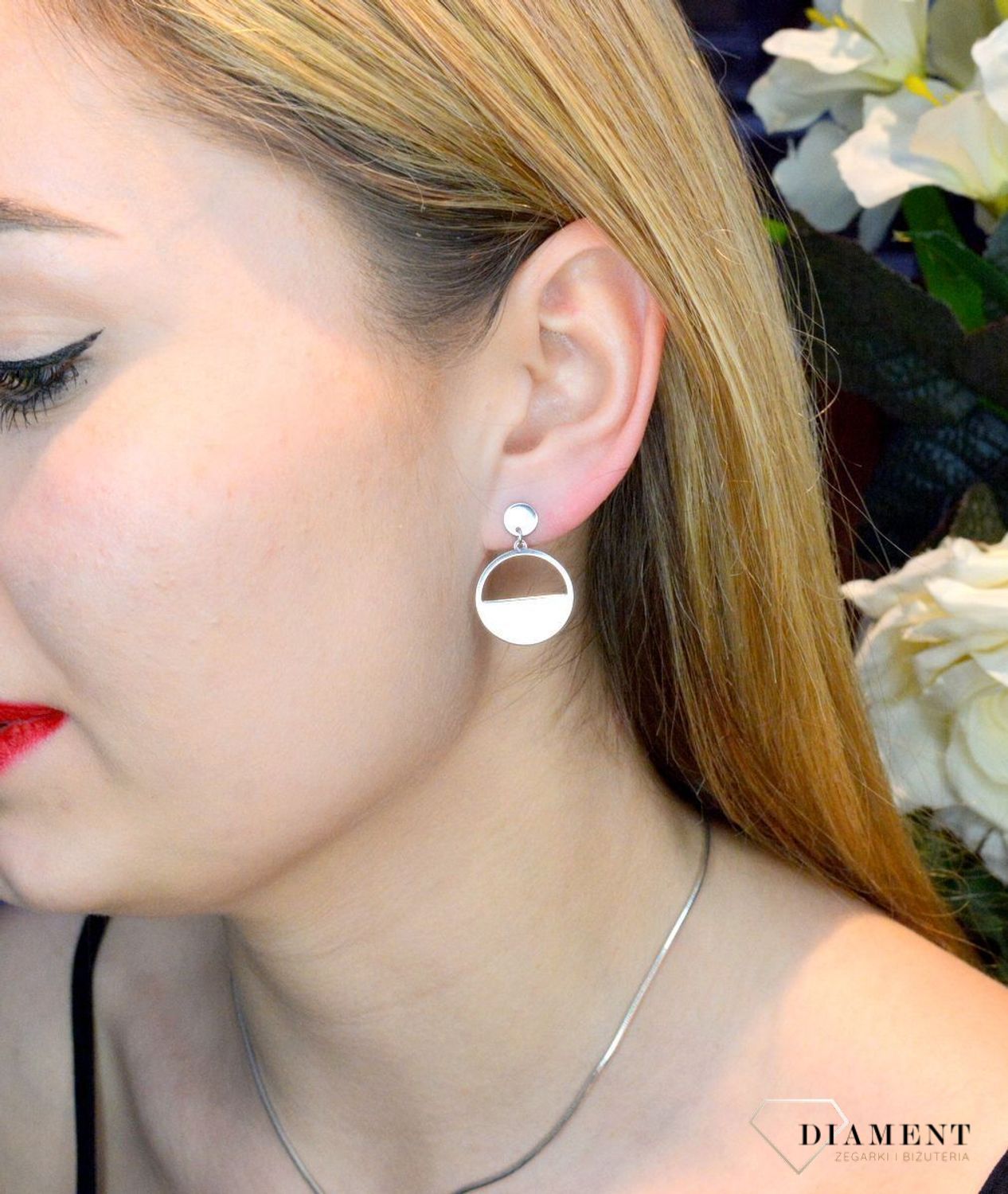Srebrne kolczyki zapinane na sztyft, zostały wykonane z najwyższej jakości srebra próby 925, które w połączeniu z ponadczasową formą biżuterii, tworzą kompozycję wyjątkową, czarującą blaskiem i jakością wykonania.jpg