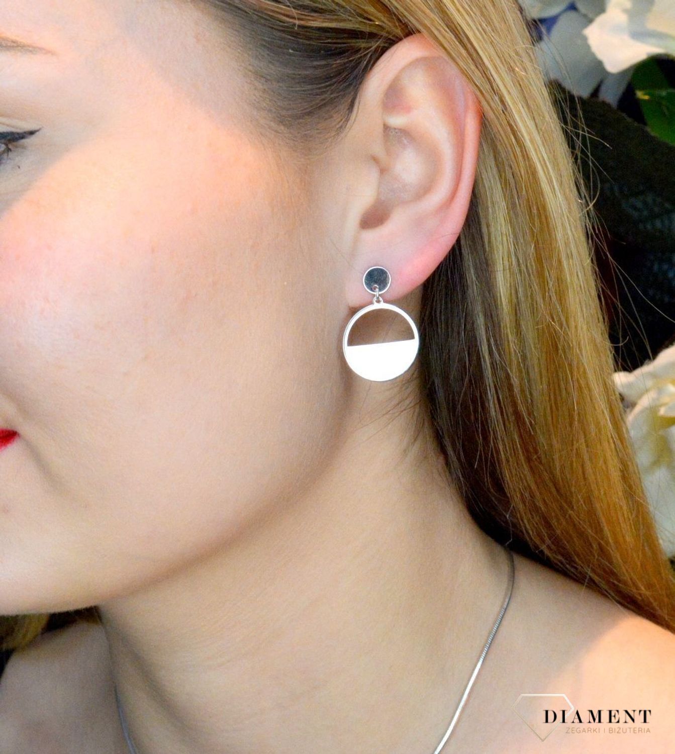 Srebrne kolczyki zapinane na sztyft, zostały wykonane z najwyższej jakości srebra próby 925, które w połączeniu z ponadczasową formą biżuterii, tworzą kompozycję wyjątkową, czarującą blaskiem i jakością wykonania.jpg
