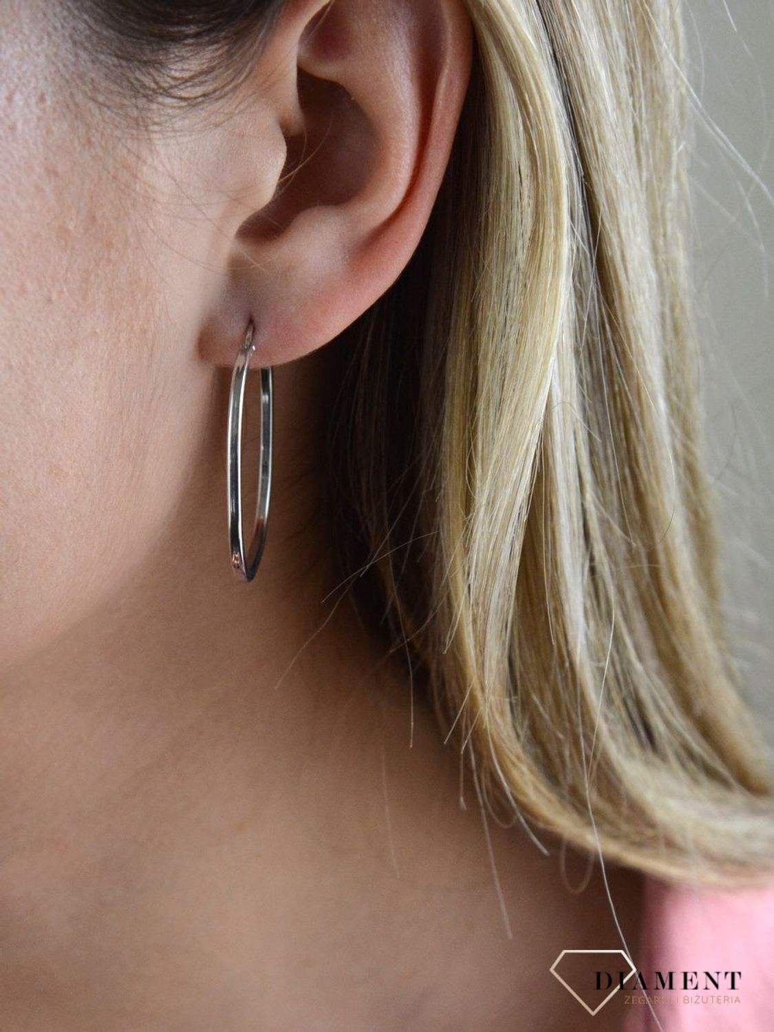Kolczyki srebrne zaokrąglone prostokąty 27192402.  Idealne proporcje srebra  zamknięte w pięknej kompozycji to nowa interpretacja klasycznego wzoru. Ponadczasowa i efektowna biżuteria urzeka regularnymi konturami z matowym.jpg