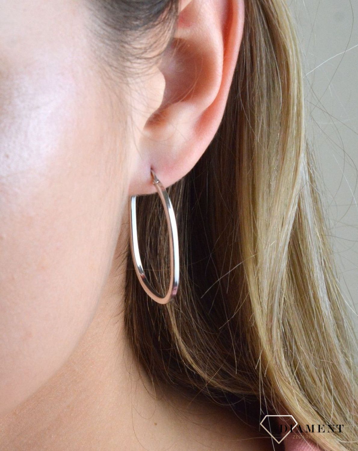 Kolczyki srebrne zaokrąglone prostokąty 27192402.  Idealne proporcje srebra  zamknięte w pięknej kompozycji to nowa interpretacja klasycznego wzoru. Ponadczasowa i efektowna biżuteria urzeka regularnymi konturami z matowym.jpg