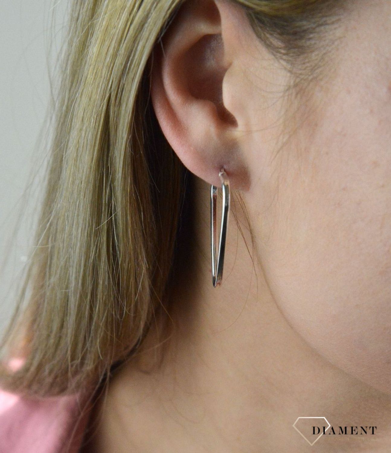 Srebrne kolczyki Trójkąty 27192403. ruszec, z którego zostały wykonane, czyli srebro 925, cechuje się niezwykle jasną barwą, plastycznością i trwałością, dlatego biżuterię srebrną poleca się jako tę noszoną na co dzień. Idealne na.jpg