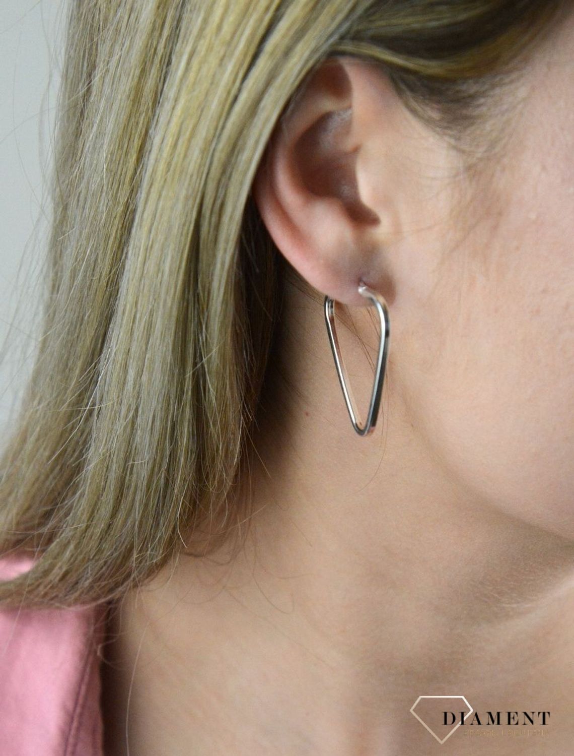 Srebrne kolczyki Trójkąty 27192403. ruszec, z którego zostały wykonane, czyli srebro 925, cechuje się niezwykle jasną barwą, plastycznością i trwałością, dlatego biżuterię srebrną poleca się jako tę noszoną na co dzień. Idealne na.jpg