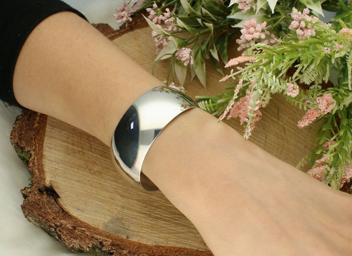 Sztywna srebrna bransoletka damska z gładką blaszką – szerokość 2,5 cm, srebro 925.jpg