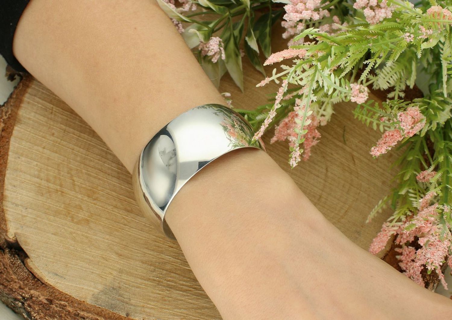 Sztywna srebrna bransoletka damska z gładką blaszką – szerokość 2,5 cm, srebro 925.jpg