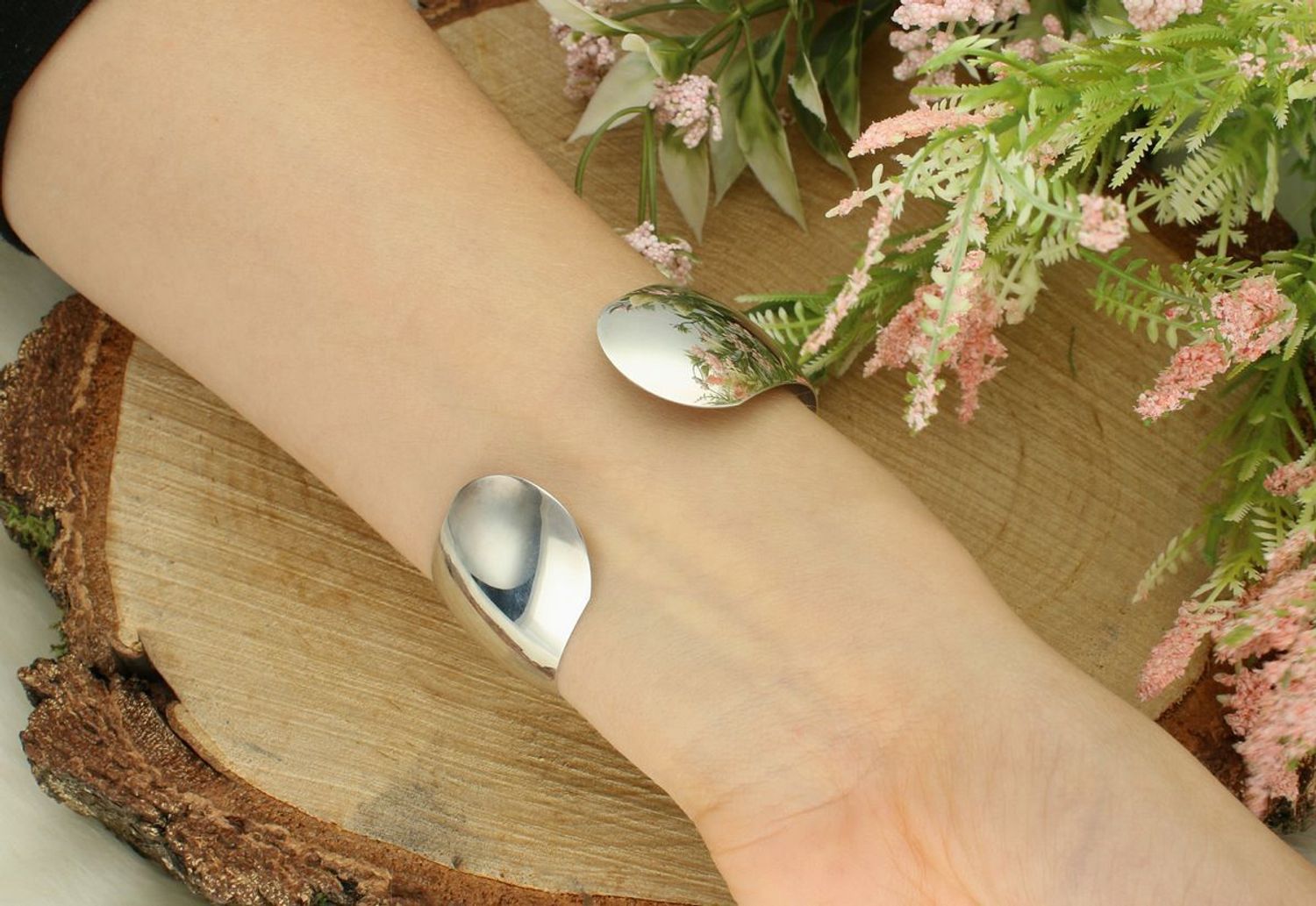 Sztywna srebrna bransoletka damska z gładką blaszką – szerokość 2,5 cm, srebro 925.jpg