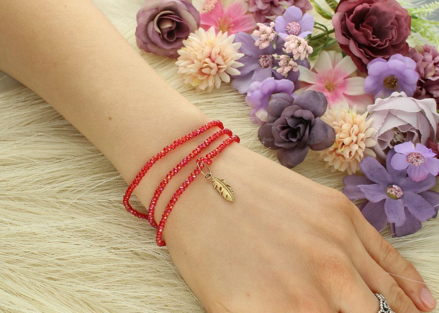 Bransoletka damska koraliki czerwone potrójne z wiszącym piórkiem próba 925, 27243120-piórko 1.jpg