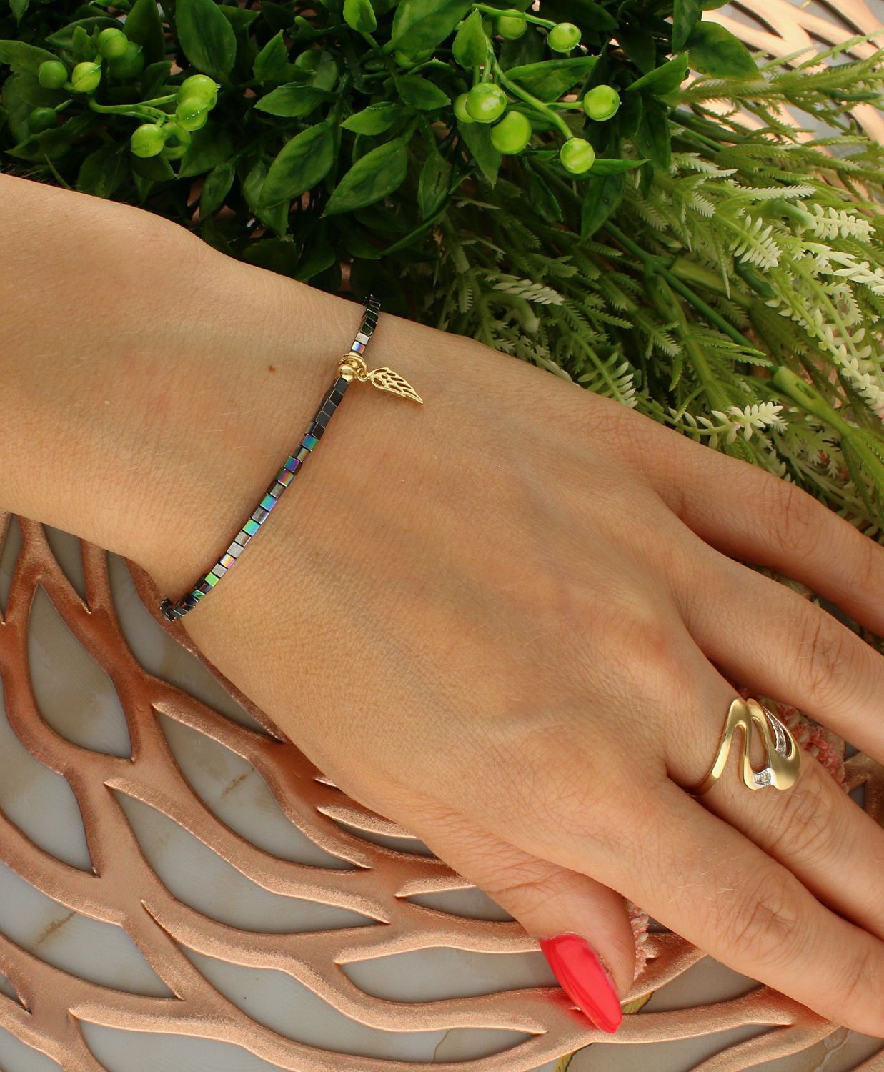 Bransoletka damska srebrna pokryta złotem z hematytem 27243510. Bransoletka damska pokryta złotem. Bransoletka damska z hematytem. Bransoletka damska ze skrzydełkiem. Bransoletka srebrna pokryta złotem idealna na prezent. Bran (1).jpg