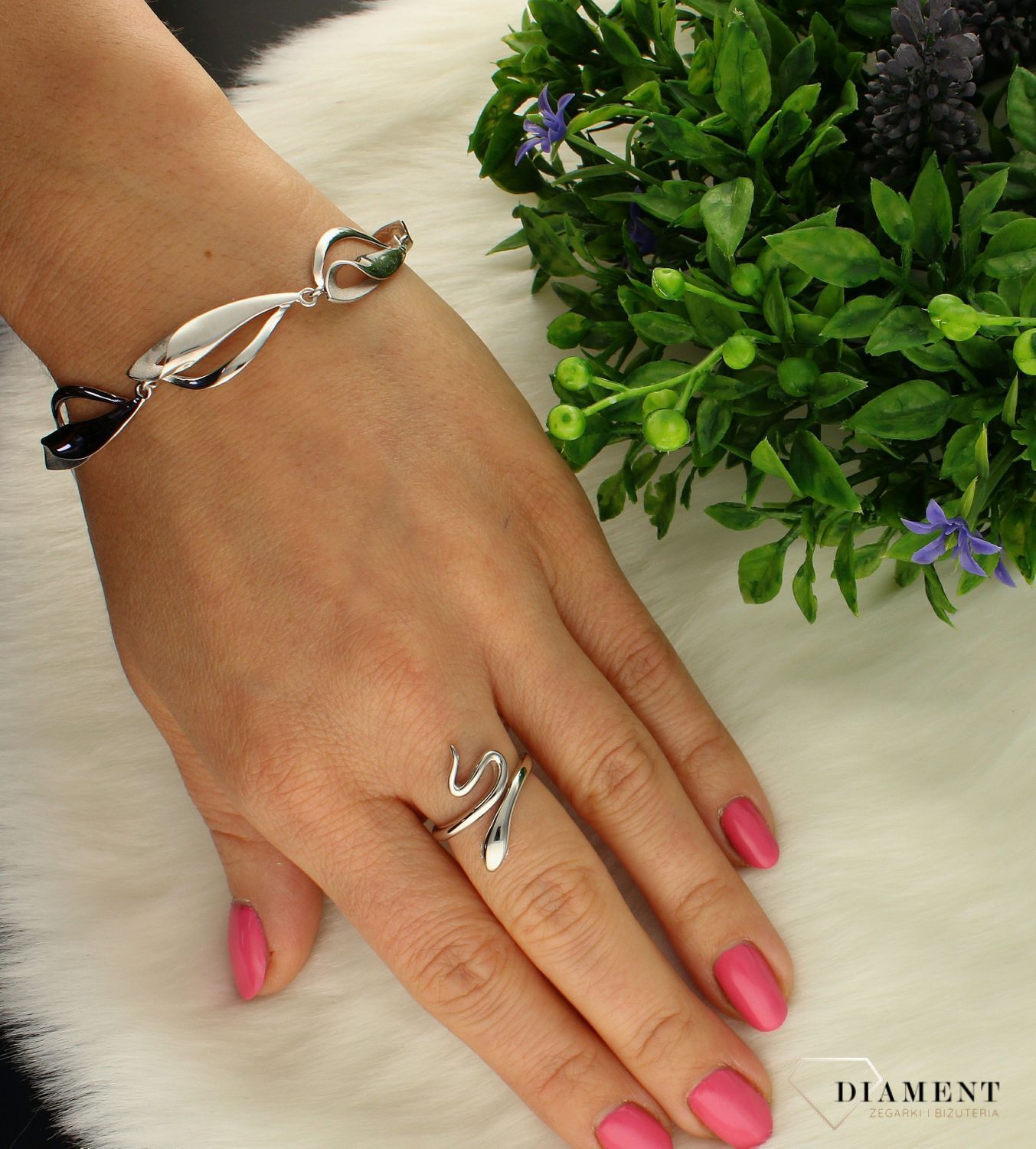 Srebrna bransoletka z podłużnymi elementami w macie i błysku 27257108. Srebrna bransoletka o kobiecym. Bransoletka wykonana z najwyższej próby srebra, która dzięki swojemu ponadprzeciętnemu motywowi idealnie wpisuje się w kan.jpg