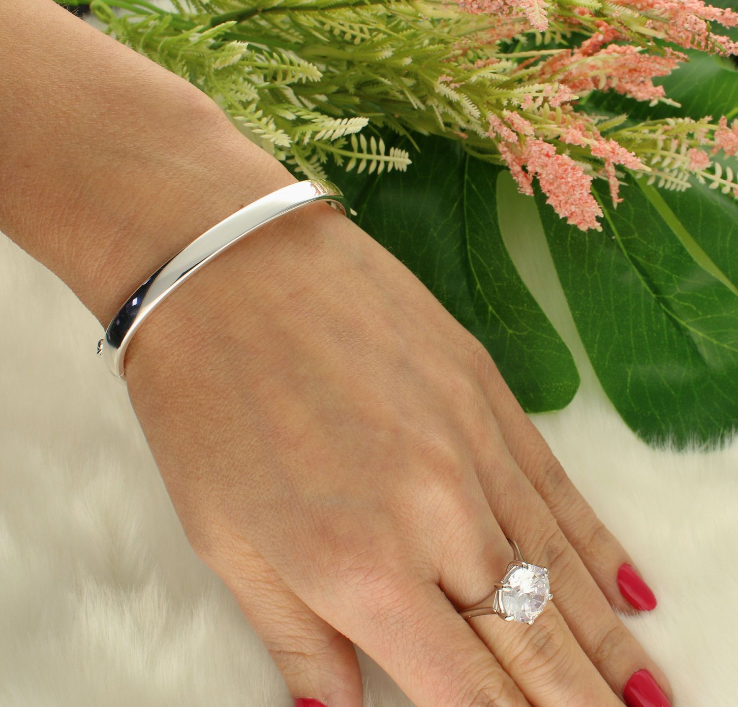 Bransoletka damska srebrna sztywna o gładkiej powierzchni 27261028. Bransoletka damska srebrna sztywna o gładkiej powierzchni. Bransoletka srebrna gładka dla każdej kobiety. Biżuteria wykona z najwyższej próby srebra 925 to idealny p.jpg