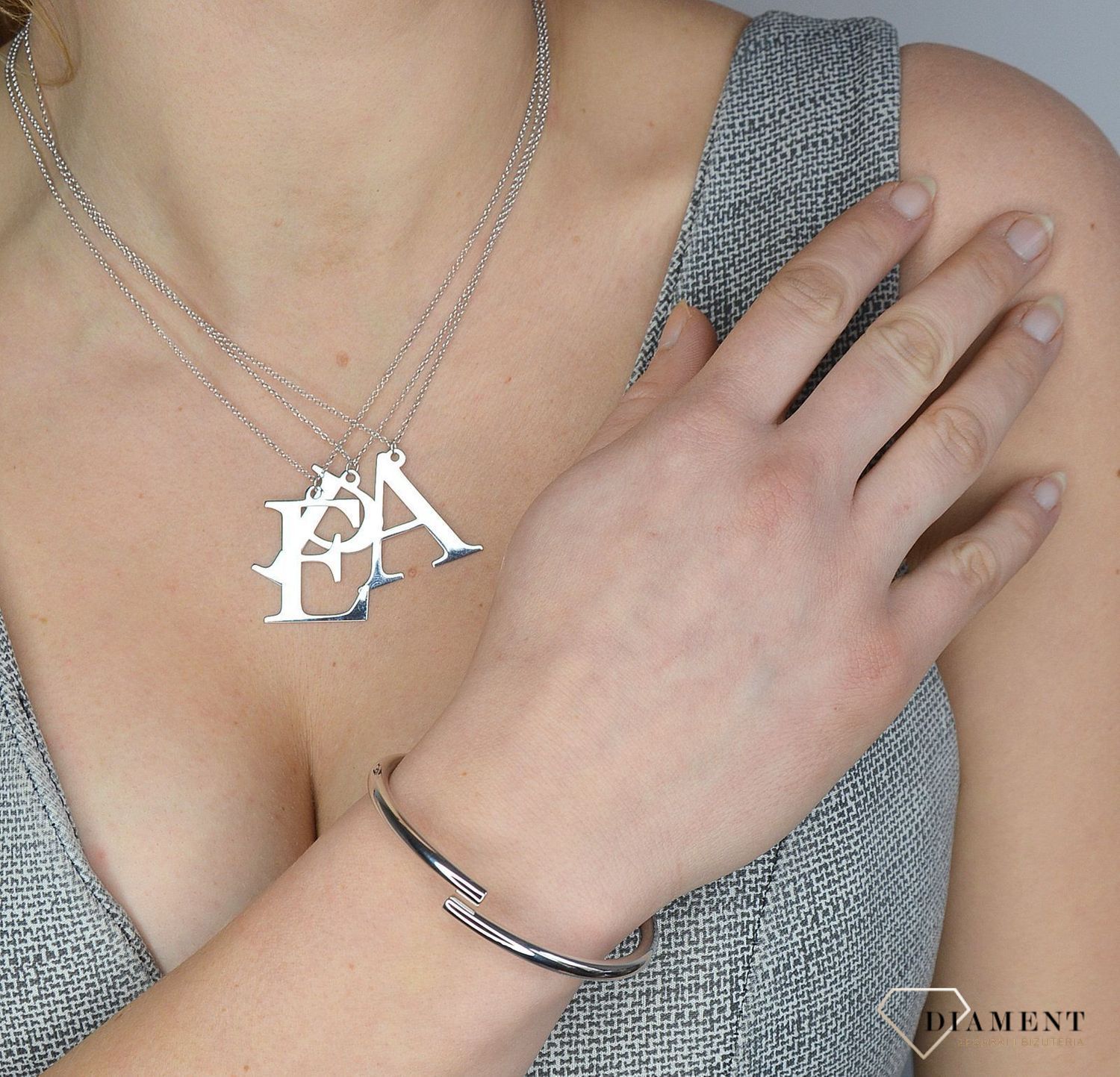 Sztywna srebrna bransoletka o gładkiej powierzchni 272620210850.jpg