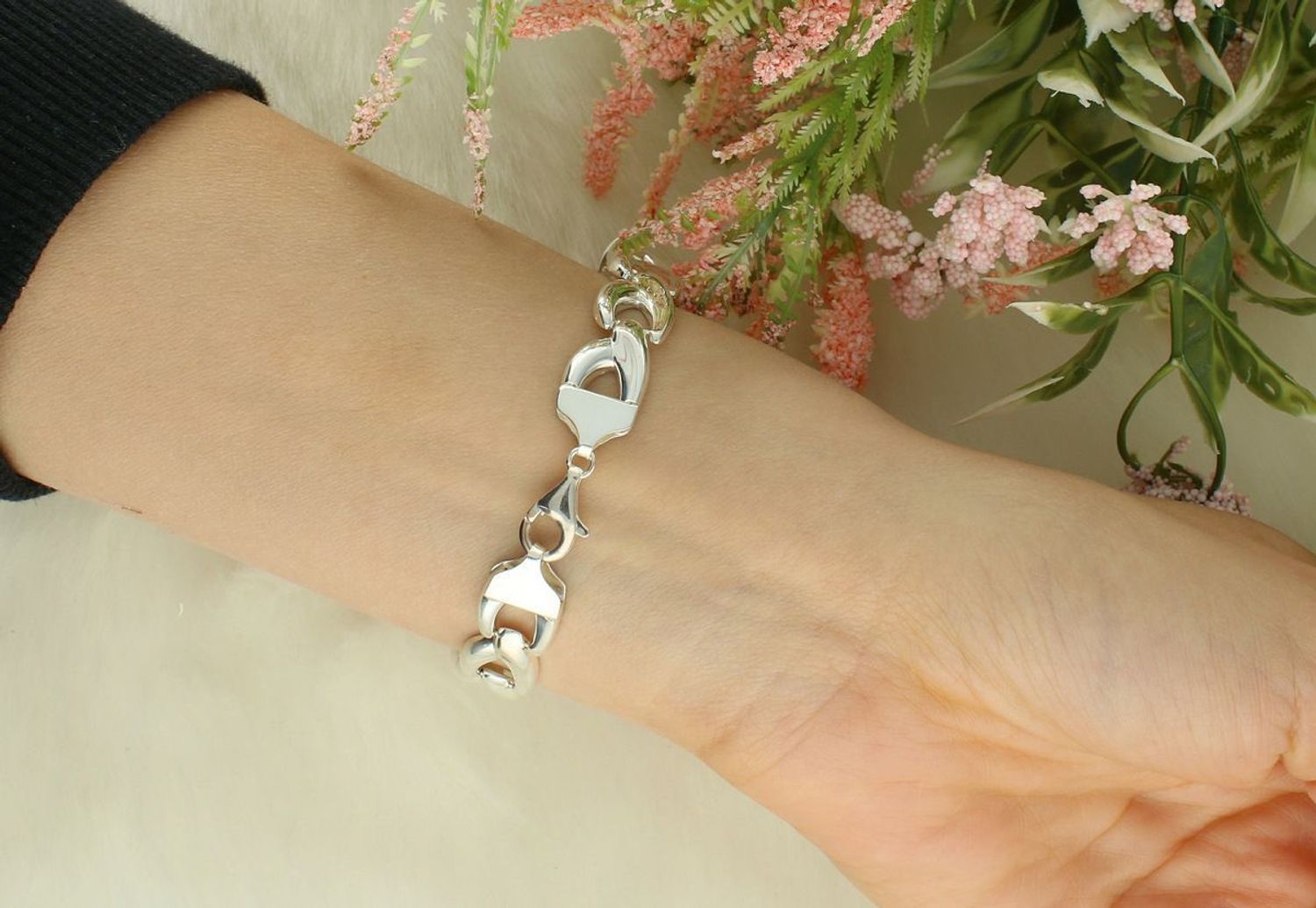 Elegancka bransoletka damska ze srebra próby 925, model 272810481200W, długość 21 cm, szerokość 1 cm, waga 14,50 g. Stylowa, wyrazista i solidna biżuteria dla kobiet.1.jpg