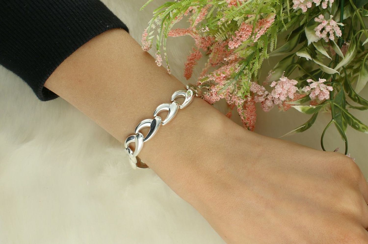 Elegancka bransoletka damska ze srebra próby 925, model 272810481200W, długość 21 cm, szerokość 1 cm, waga 14,50 g. Stylowa, wyrazista i solidna biżuteria dla kobiet.1.jpg