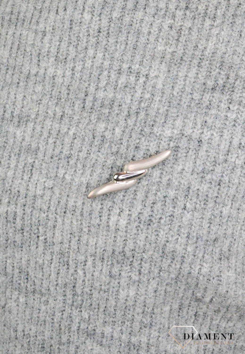 Srebrna gładka broszka podłużna mat z połyskiem 273221270560. Element kolekcji, w której główną rolę gra ponadczasowy wzór. Srebro jest kruszcem wprost uwielbianym przez kobiety, pasującym do każdego stroju,.jpg