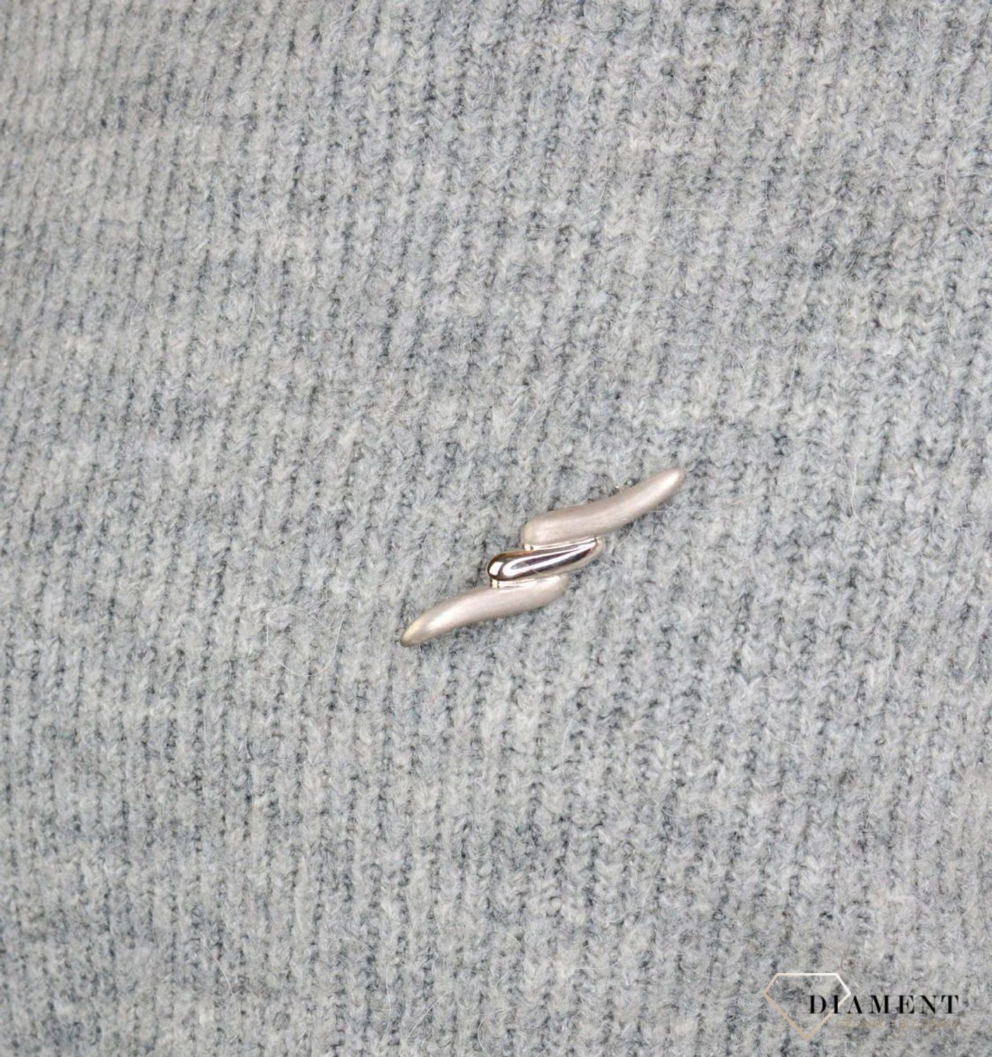 Srebrna gładka broszka podłużna mat z połyskiem 273221270560. Element kolekcji, w której główną rolę gra ponadczasowy wzór. Srebro jest kruszcem wprost uwielbianym przez kobiety, pasującym do każdego stroju,.jpg