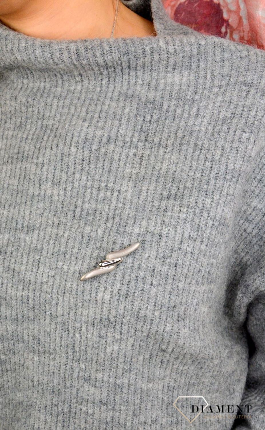 Srebrna gładka broszka podłużna mat z połyskiem 273221270560. Element kolekcji, w której główną rolę gra ponadczasowy wzór. Srebro jest kruszcem wprost uwielbianym przez kobiety, pasującym do każdego stroju,.jpg