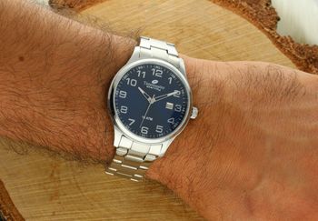 Stylowy zegarek męski TIMEMASTER 27403 z niebieską tarczą, stalową bransoletą i mechanizmem kwarcowym. Wodoszczelność 100M, datownik. Kup online z gwarancją!2.jpg