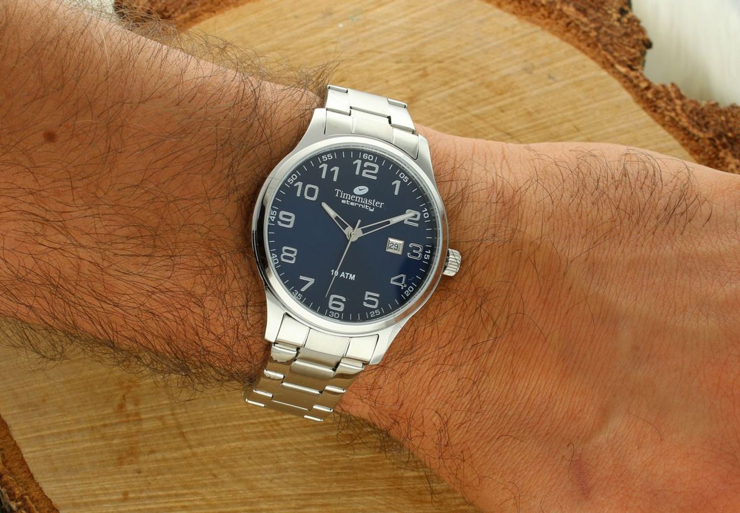 Stylowy zegarek męski TIMEMASTER 27403 z niebieską tarczą, stalową bransoletą i mechanizmem kwarcowym. Wodoszczelność 100M, datownik. Kup online z gwarancją!1.jpg