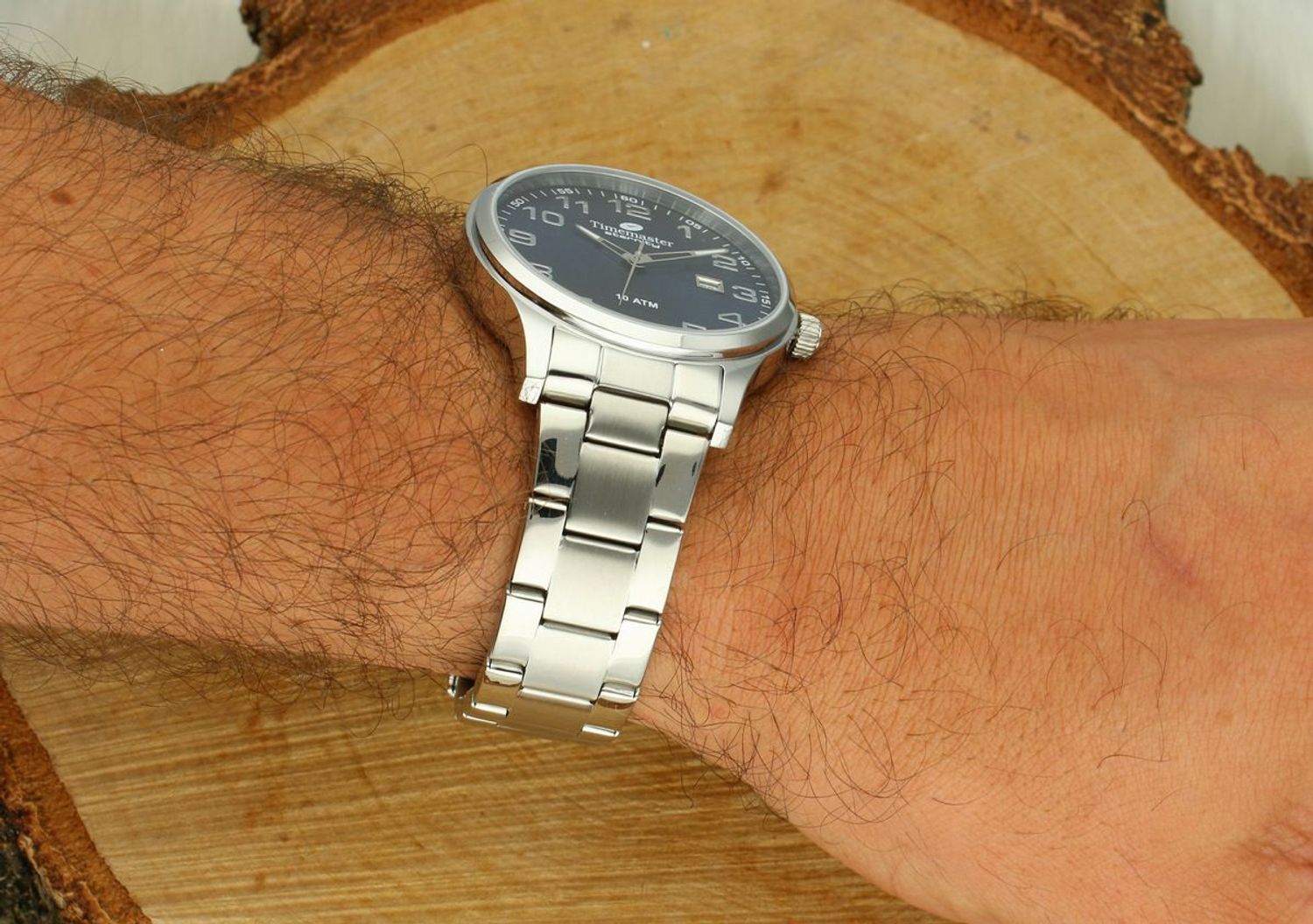 Stylowy zegarek męski TIMEMASTER 27403 z niebieską tarczą, stalową bransoletą i mechanizmem kwarcowym. Wodoszczelność 100M, datownik. Kup online z gwarancją!1.jpg