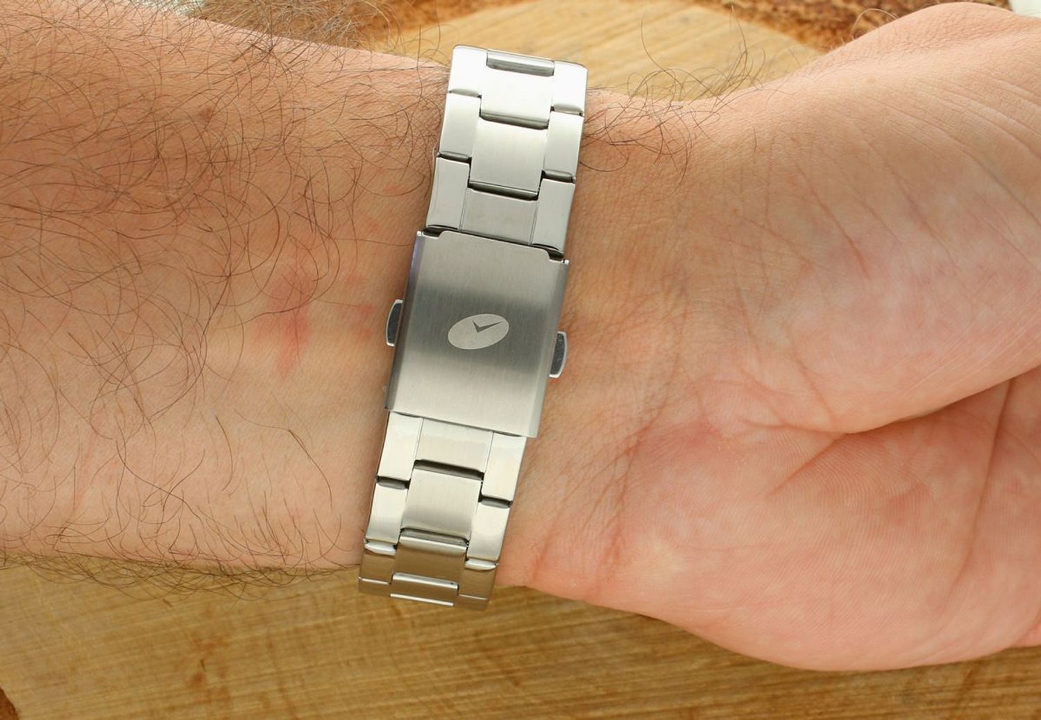 Stylowy zegarek męski TIMEMASTER 27403 z niebieską tarczą, stalową bransoletą i mechanizmem kwarcowym. Wodoszczelność 100M, datownik. Kup online z gwarancją!1.jpg