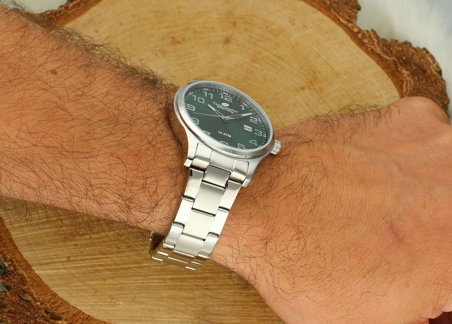 Zegarek TIMEMASTER 27404 – męski model z zieloną tarczą, stalową bransoletą, datownikiem i wodoszczelnością 100M. Elegancki i funkcjonalny. Gwarancja 3 lata. Kup online!1.jpg